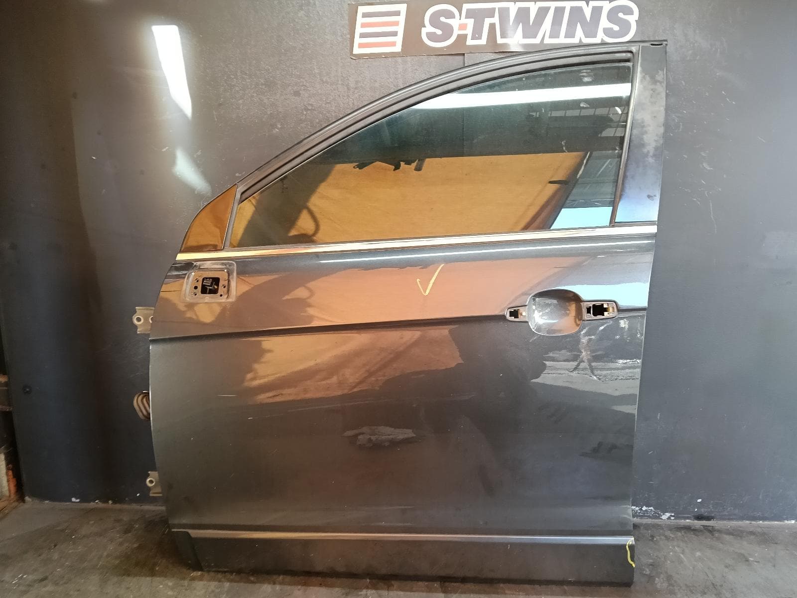 Used auto part listing image: 2016 HOLDEN CAPTIVA LEFT FRONT DOOR CG, LS/LT/LTZ (4TH VIN = C), W/ KEYLESS ENTRY TYPE, 12/13-06/18 0000405662