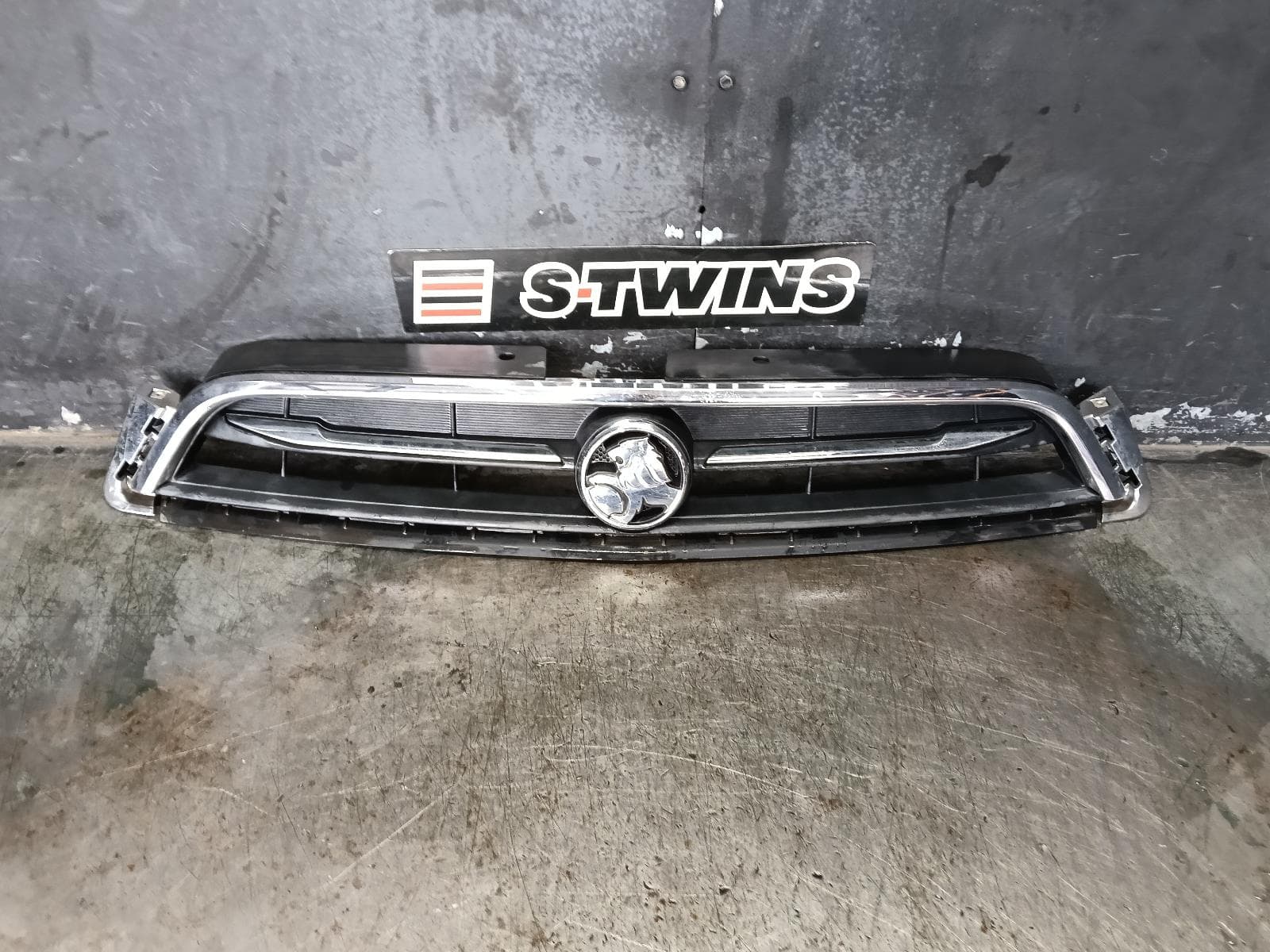 Used auto part listing image: 2016 HOLDEN CAPTIVA GRILLE RADIATOR GRILLE, CG, 10/15-06/18 0000405852