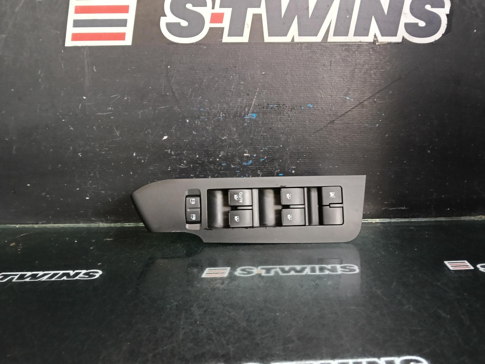 Used auto part listing image: 2016 HOLDEN CAPTIVA PWR DR WIND SWITCH RH FRONT (MASTER SWITCH), CAPTIVA 7 (VIN KL3C), CG, 01/14-06/18 0000405857