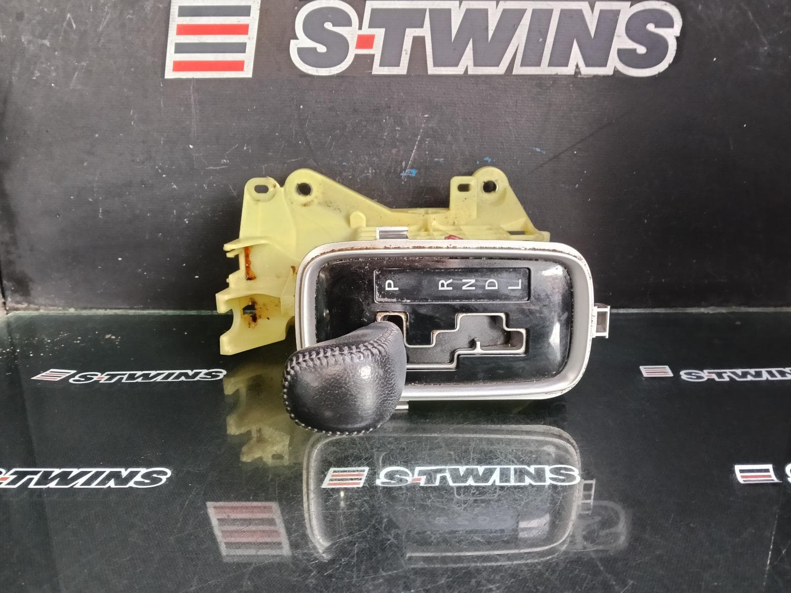 Used auto part listing image: 2018 MITSUBISHI OUTLANDER GEAR STICK SHIFTER GEAR SHIFTER, AUTO T/M, NON HYBRID TYPE, ZK, 01/15-07/21 0000405785