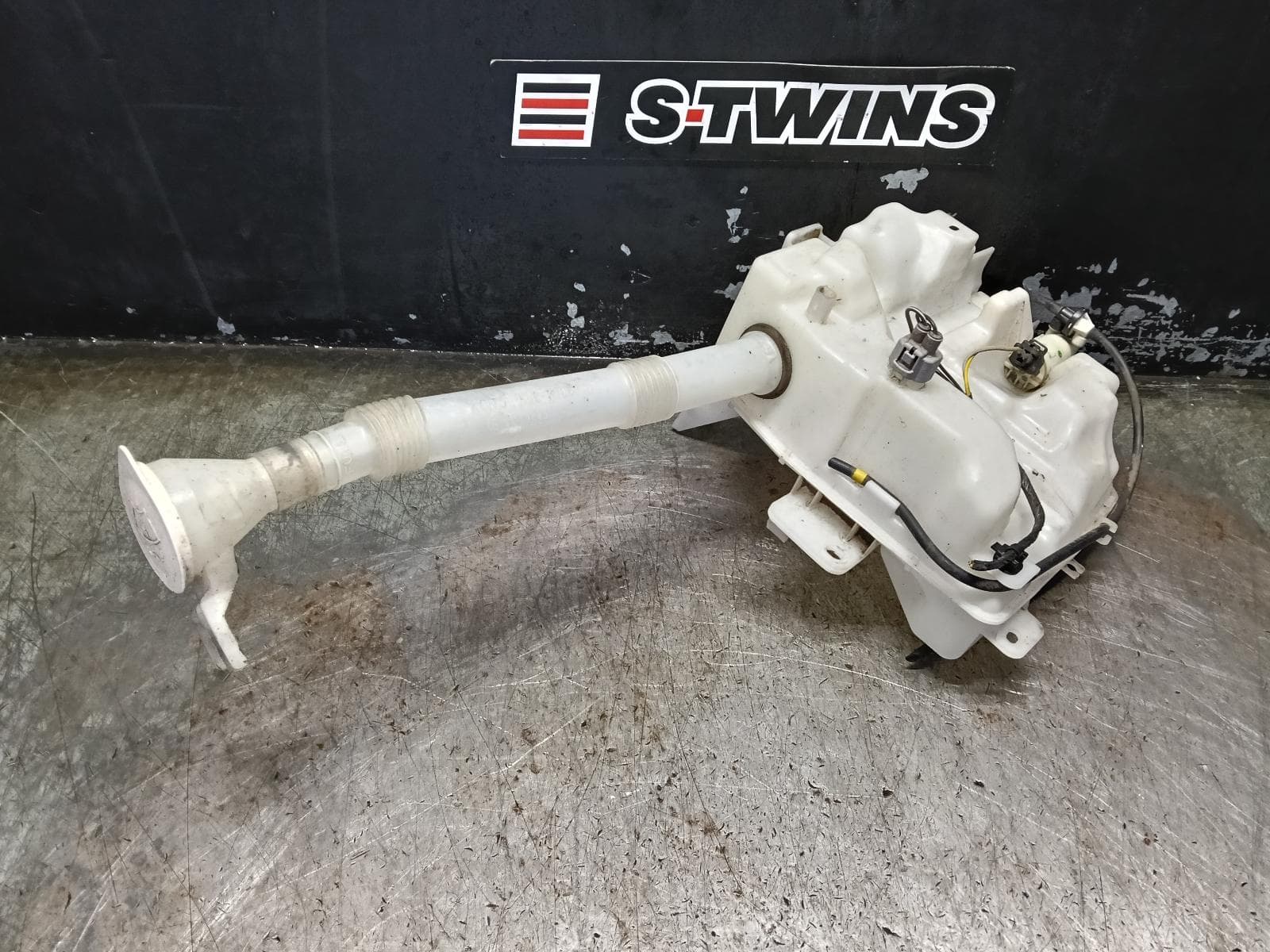 Used auto part listing image: 2018 MITSUBISHI OUTLANDER WASHER BOTTLE ZK-ZL, NON H/LAMP WASHER TYPE, 08/16-07/21 0000405789