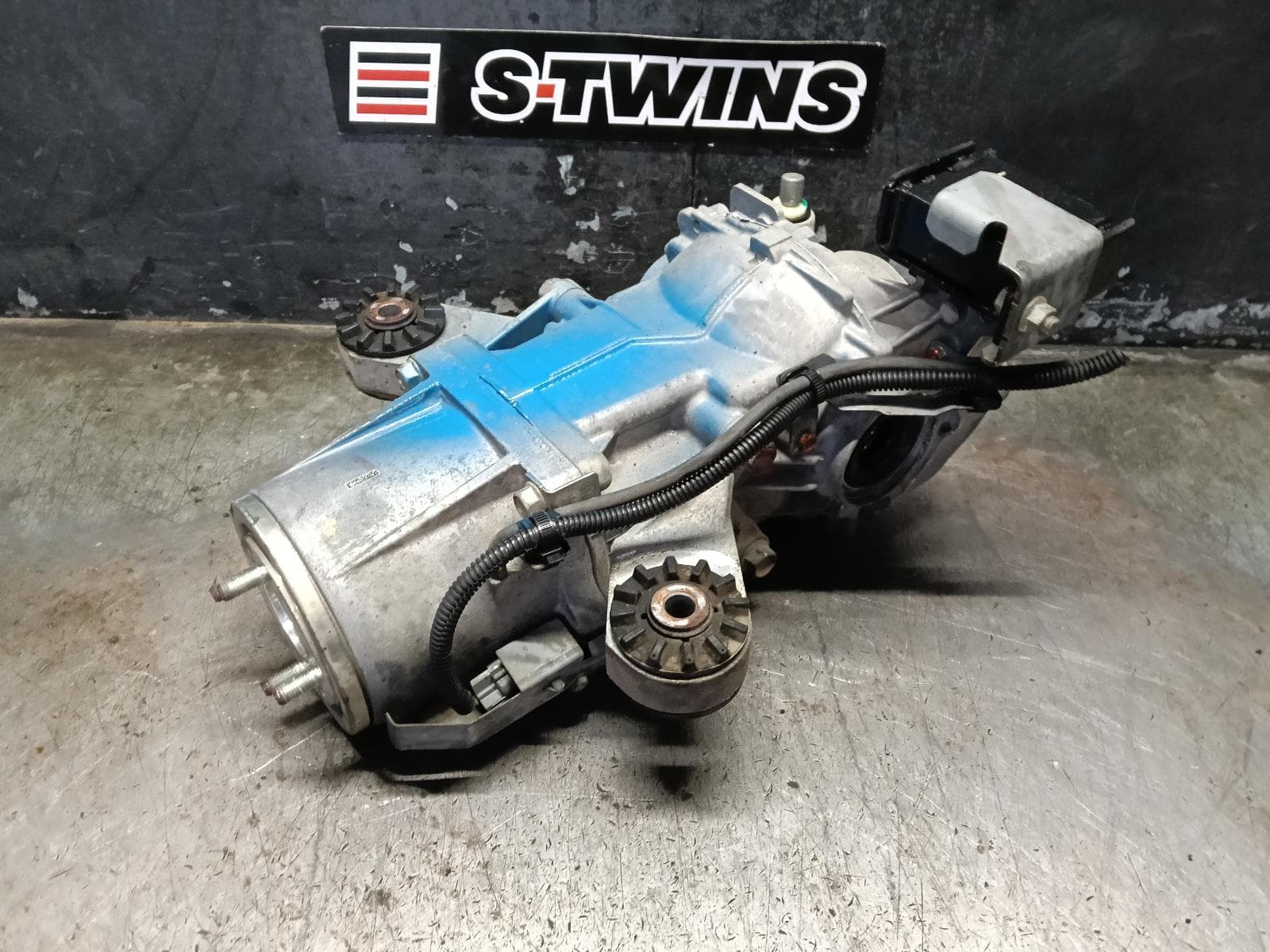 Used auto part listing image: 2018 MITSUBISHI OUTLANDER DIFFERENTIAL CENTRE REAR, NON HYBRID, ZJ-ZL, 2.352 RATIO, 10/12-07/21 0000405820