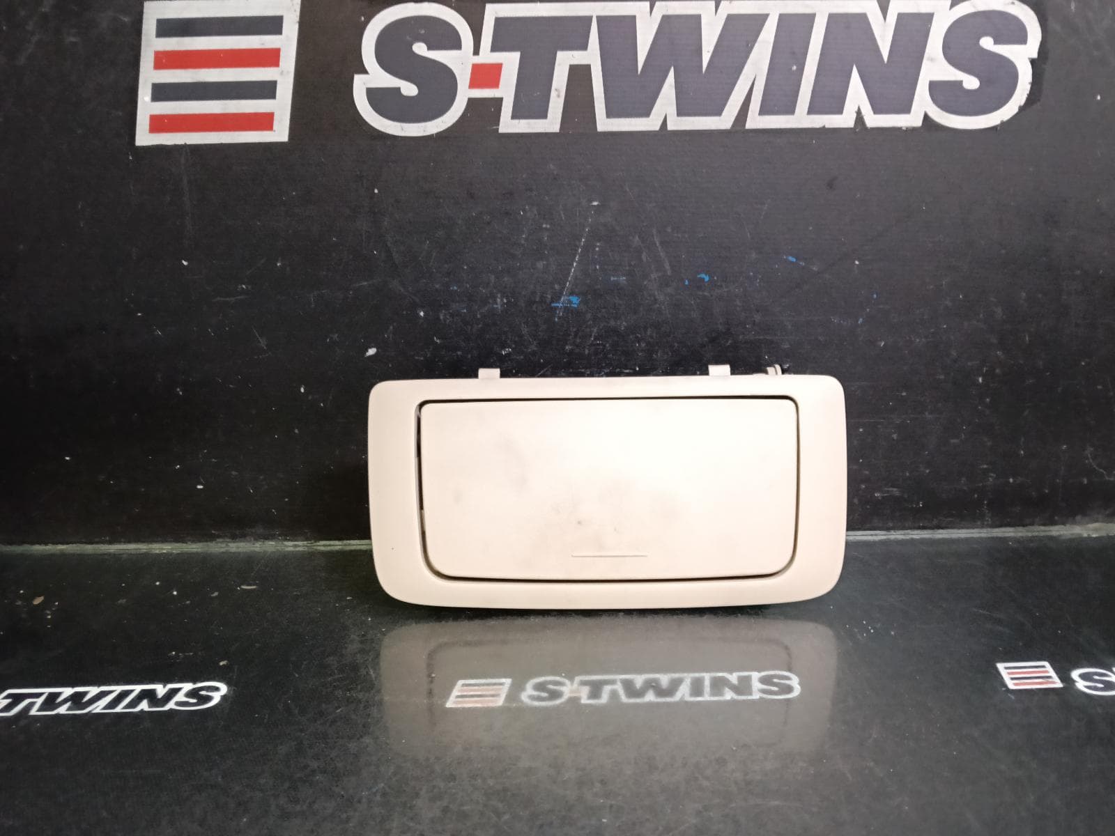 Used auto part listing image: 2018 MITSUBISHI OUTLANDER COURTESY LIGHT SUNGLASS HOLDER, ZK-ZL, 01/15-07/21 0000405822