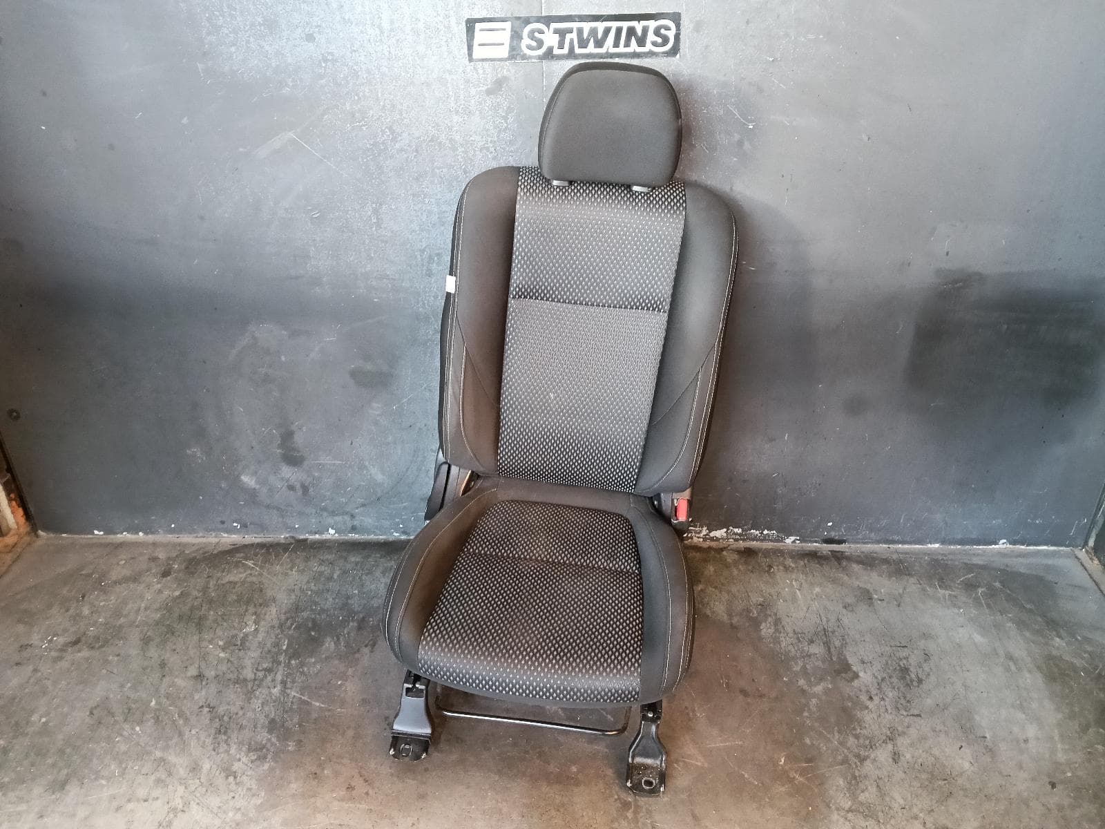 Used auto part listing image: 2018 MITSUBISHI OUTLANDER FRONT SEAT RH FRONT, ZK-ZL, CLOTH, 01/15-07/21 0000405641
