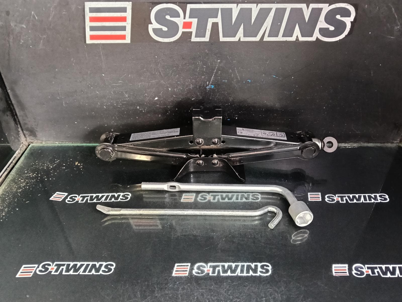 Used auto part listing image: 2018 MITSUBISHI OUTLANDER JACK TOOL KIT ZJ-ZL, 10/12-07/21 0000405825