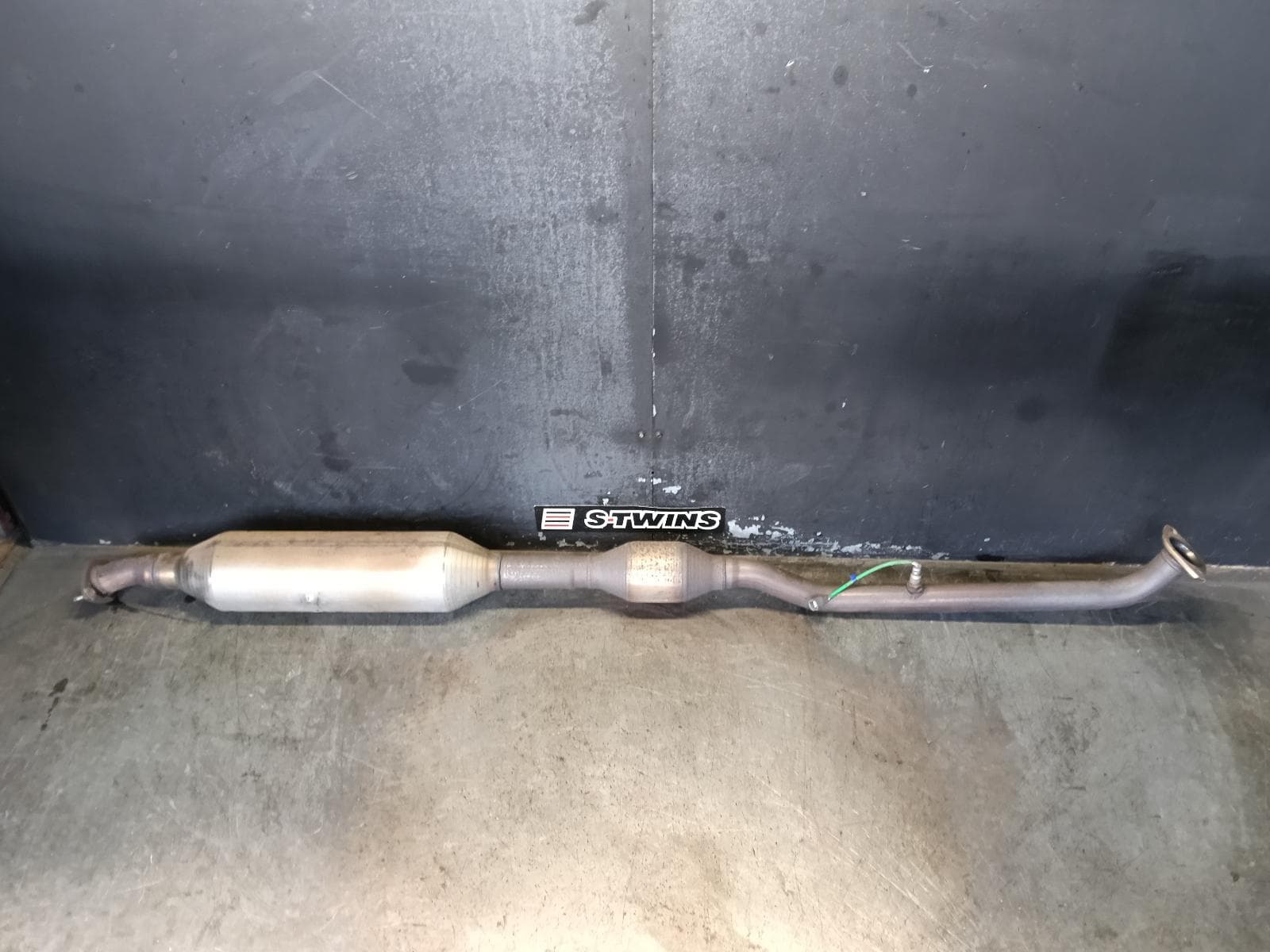 Used auto part listing image: 2013 TOYOTA CAMRY CATALYTIC CONVERTER UNDER CAR-CAT TYPE, 2.5, PETROL, NON HYBRID, ASV50, 11/11-05/15 0000405538