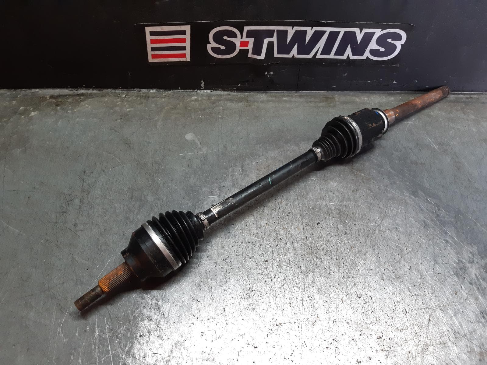 Used auto part listing image: 2018 JEEP GRANDCHEROKEE RIGHT DRIVESHAFT FRONT, WK, PETROL, 04/13- 0000163268