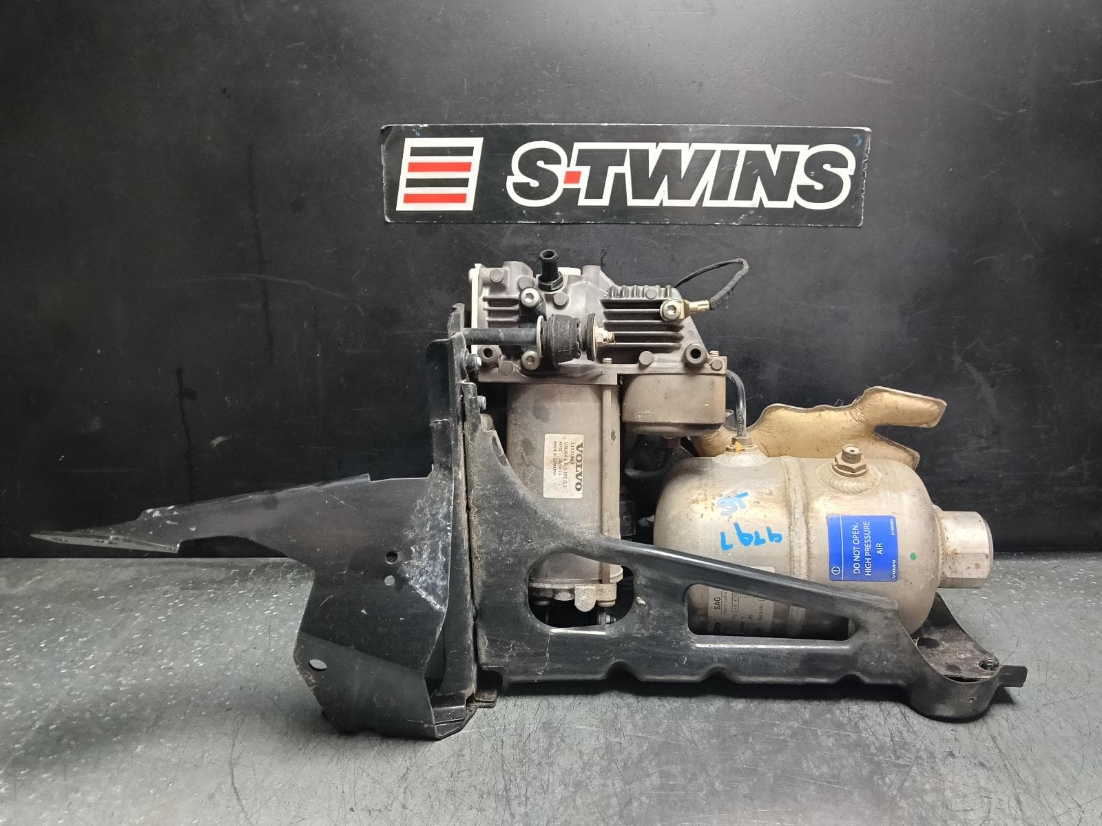 Used auto part listing image: 2019 VOLVO XC90 AIR RIDE COMPRESSOR Mk2, 04/15- 0000408497
