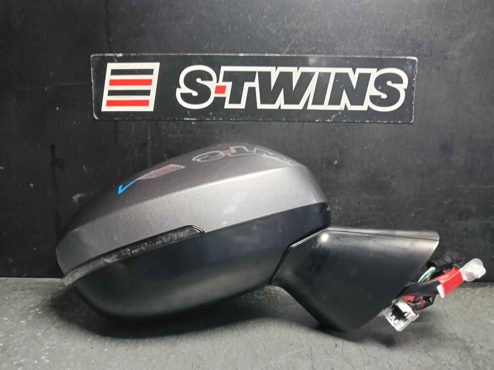Used auto part listing image: 2022 MITSUBISHI OUTLANDER RIGHT DOOR MIRROR ZM, W/ HEATED, POWER FOLD, NON MEMORY, NON TILT, FLASHER, NON CAMERA TYPE, COLOUR CODED, 08/21-03/25 0000411943