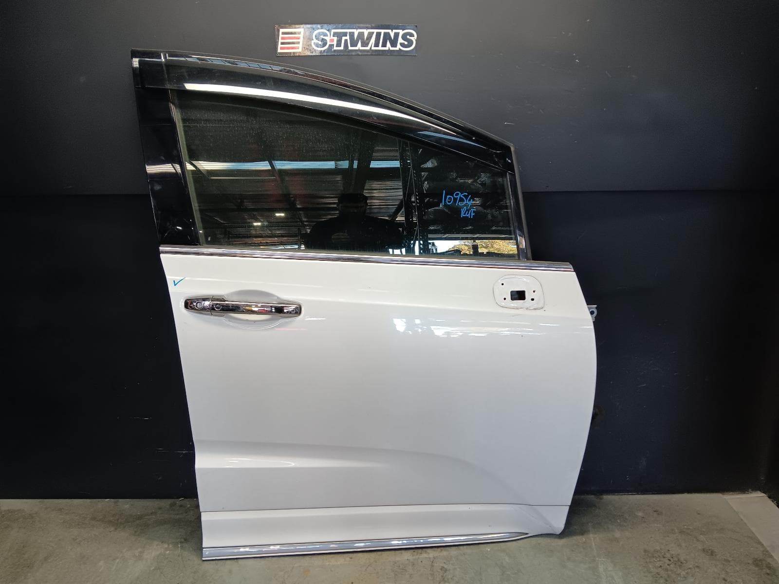 Used auto part listing image: 2018 HONDA ODYSSEY RIGHT FRONT DOOR RC1, 02/14-03/22 0000411068