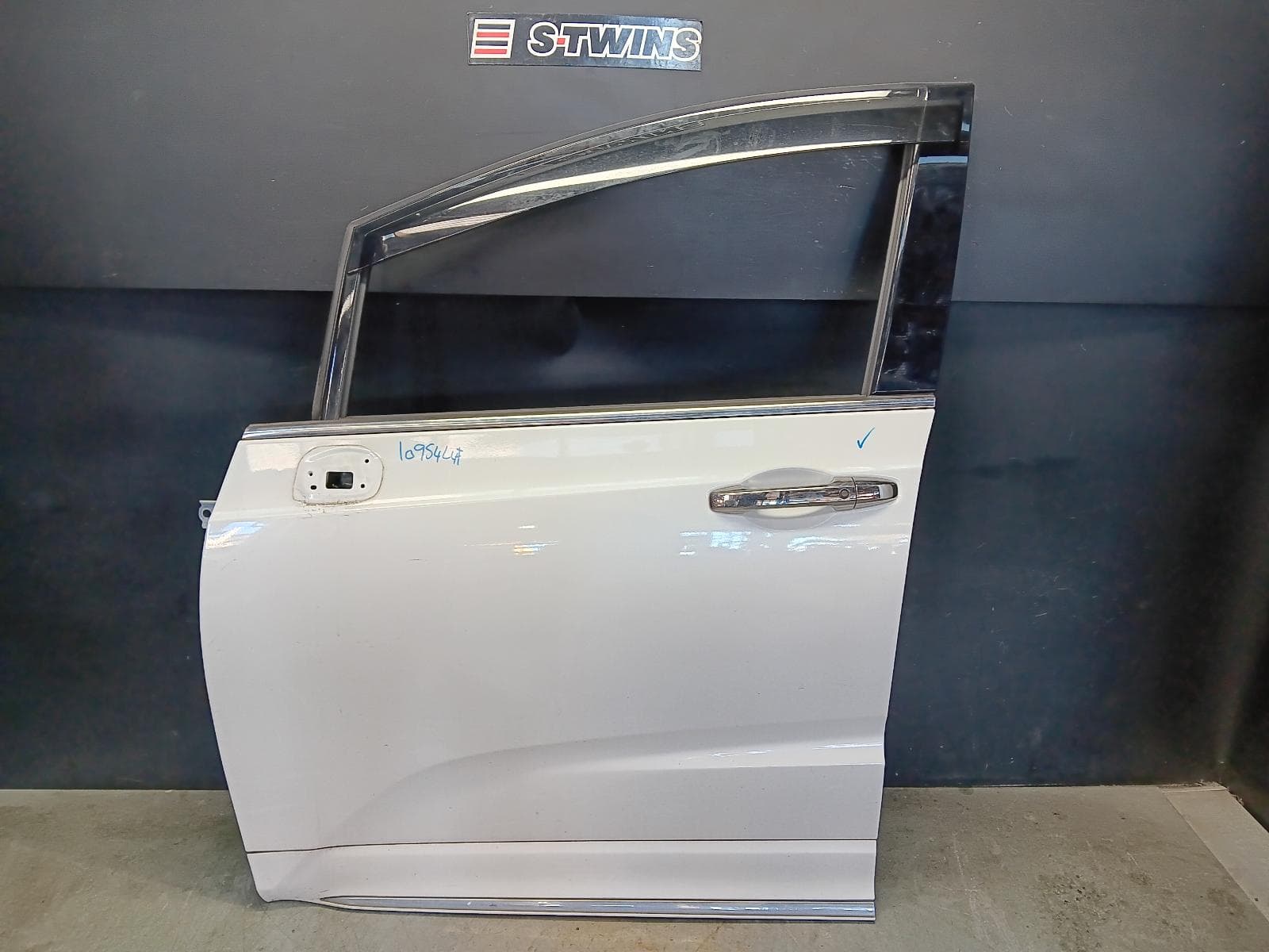Used auto part listing image: 2018 HONDA ODYSSEY LEFT FRONT DOOR RC1, 02/14-03/22 0000411067