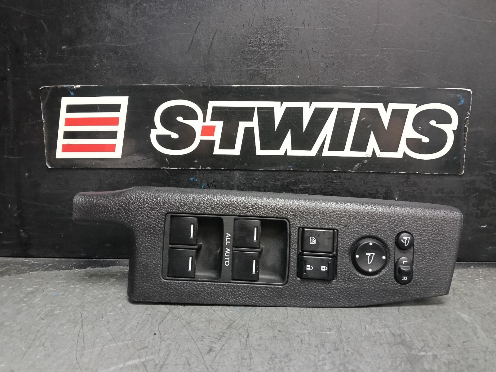 Used auto part listing image: 2018 HONDA ODYSSEY PWR DR WIND SWITCH RC1, RH FRONT (MASTER SWITCH), 02/14-03/22 0000412026
