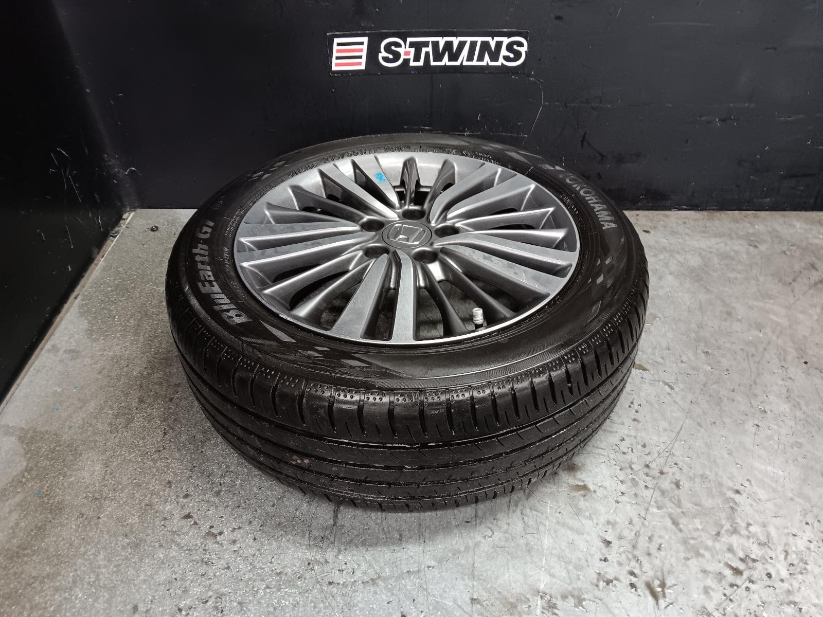 Used auto part listing image: 2018 HONDA ODYSSEY WHEEL MAG RC1, FACTORY, 17X7IN, MULTI SPOKE, BI-COLOUR, GREY/SILVER, 02/14-12/20 0000411718