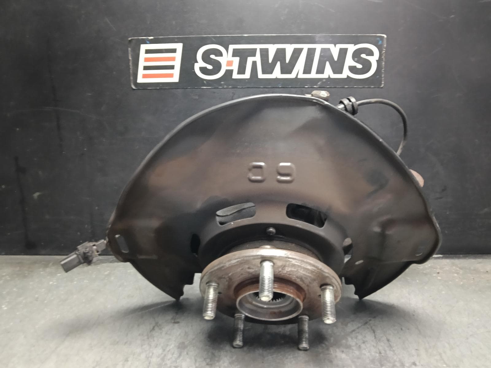 Used auto part listing image: 2018 HONDA ODYSSEY RIGHT FRONT HUB ASSEMBLY RC1, 02/14-03/22 0000412028
