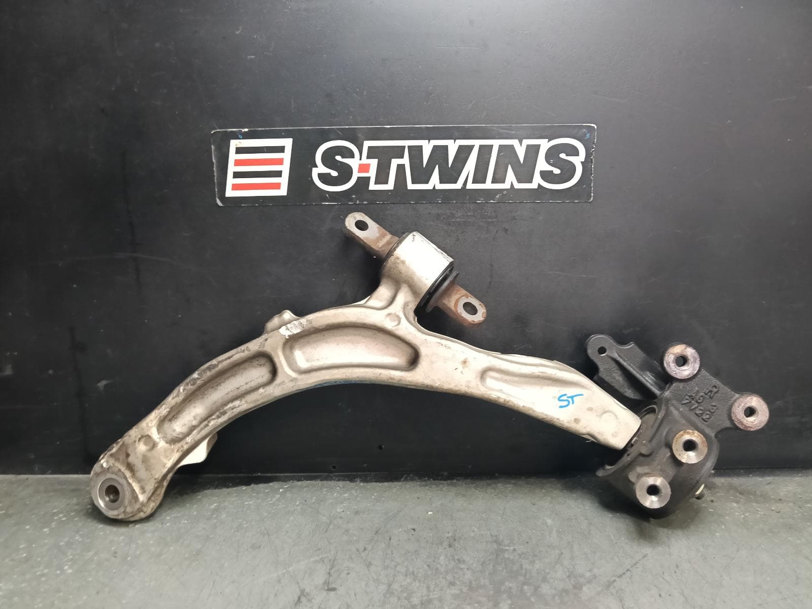 Used auto part listing image: 2018 HONDA ODYSSEY RIGHT FRONT LOWER CONTROL ARM RC1, 02/14-03/22 0000412030