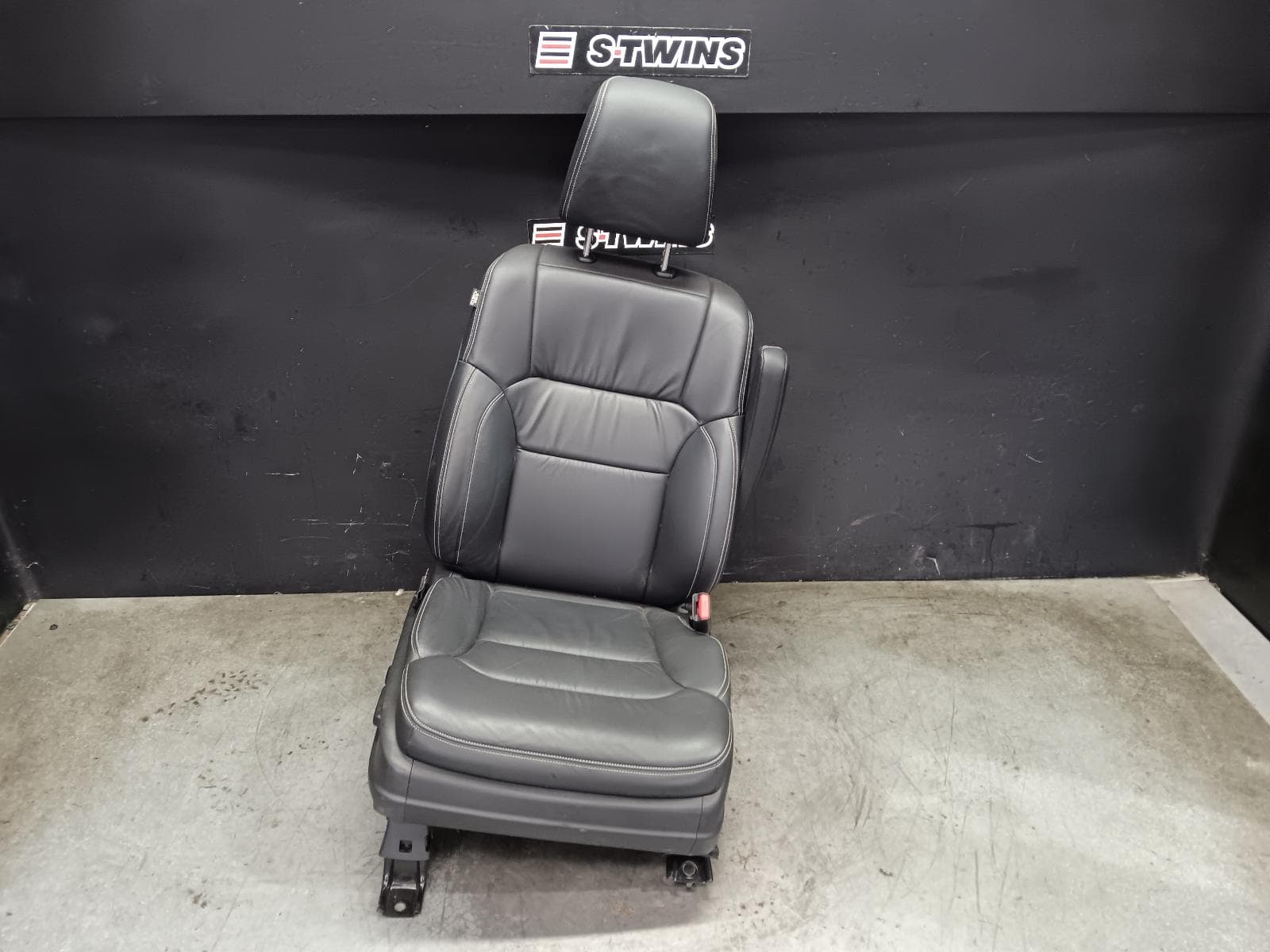 Used auto part listing image: 2018 HONDA ODYSSEY FRONT SEAT RH FRONT, RC1, LEATHER, BLACK, 02/14-03/22 0000411842