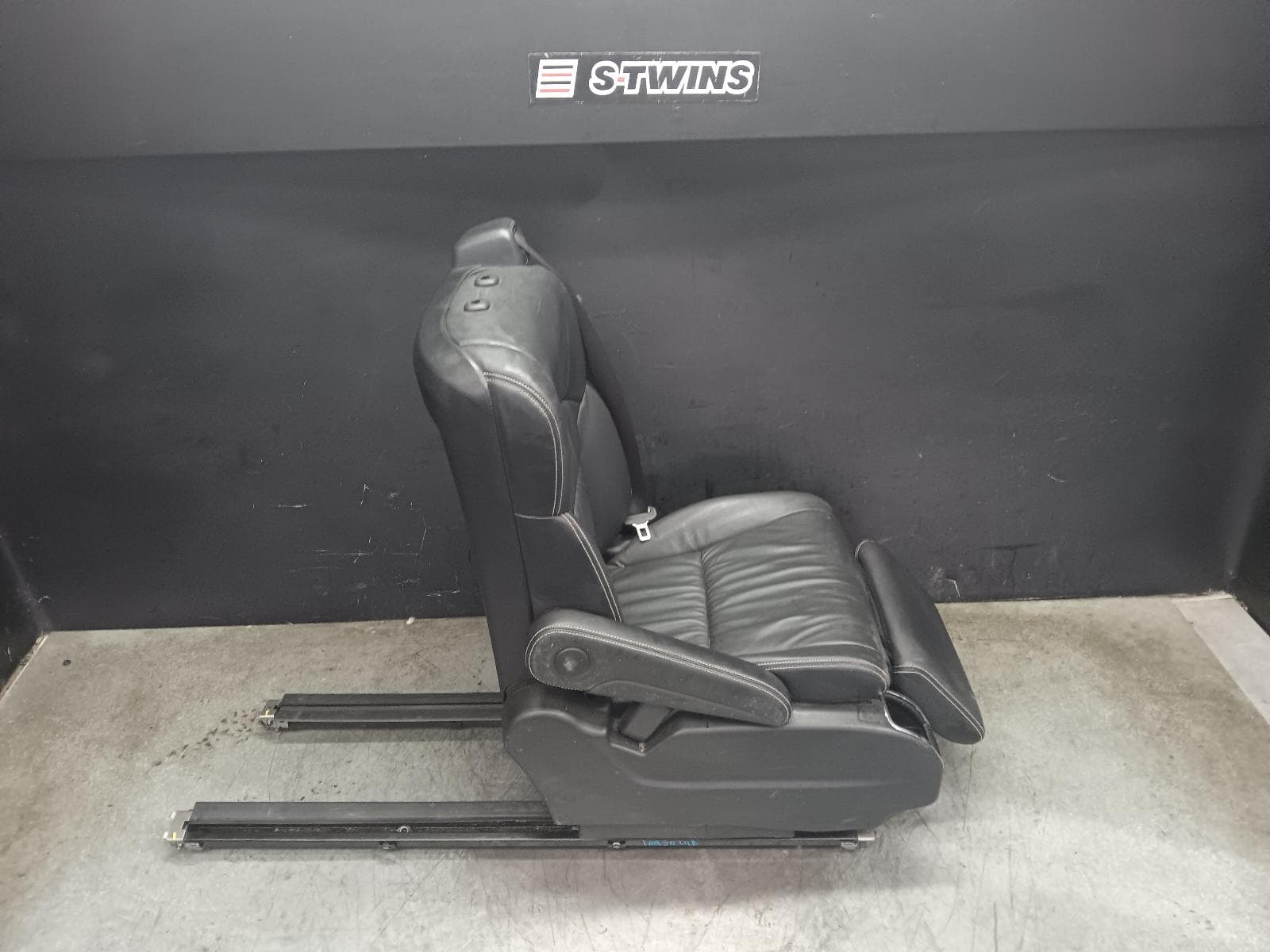 Used auto part listing image: 2018 HONDA ODYSSEY 2ND SEAT REAR SEAT LH REAR, LEATHER, BLACK, RC1, 02/14-03/22 0000411803