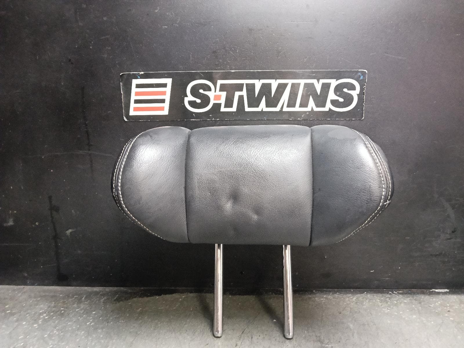 Used auto part listing image: 2018 HONDA ODYSSEY HEADREST RC1, LH REAR, 2ND ROW, LEATHER, 02/14-03/22 0000412035