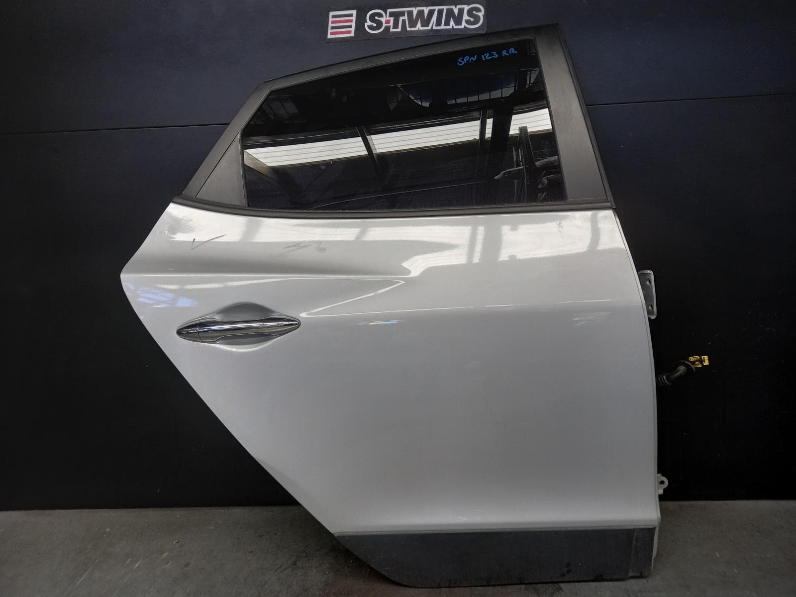 Used auto part listing image: 2015 HYUNDAI IX35 RIGHT REAR DOOR SLIDING LM SERIES, W/ MOULD TYPE, 11/09-01/16 0000375700