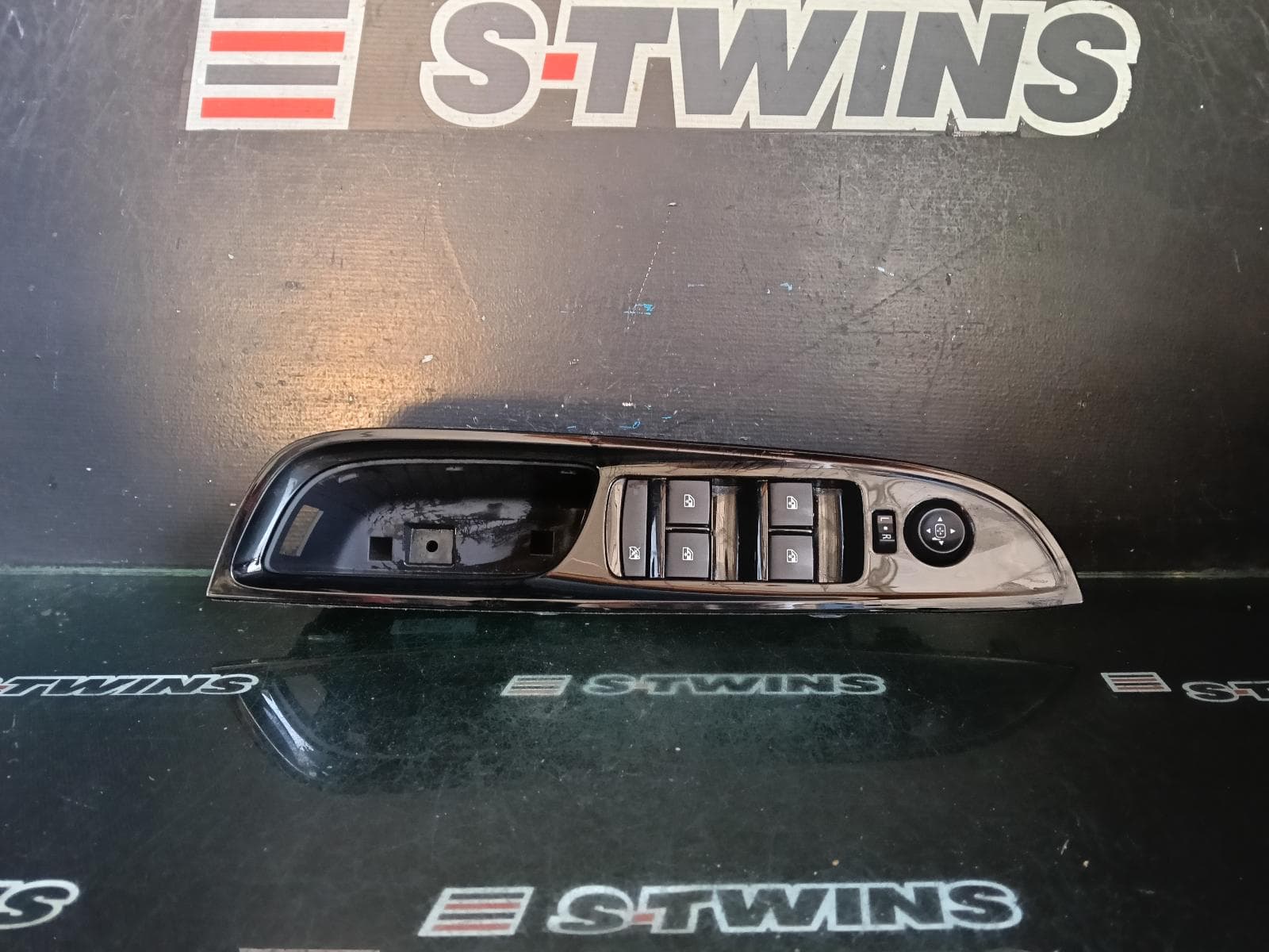 Used auto part listing image: 2016 HOLDEN COMMODORE PWR DR WIND SWITCH RH FRONT (MASTER SWITCH), WAGON/SEDAN, NON EVOKE TYPE, VF, 05/13-12/17 0000406272