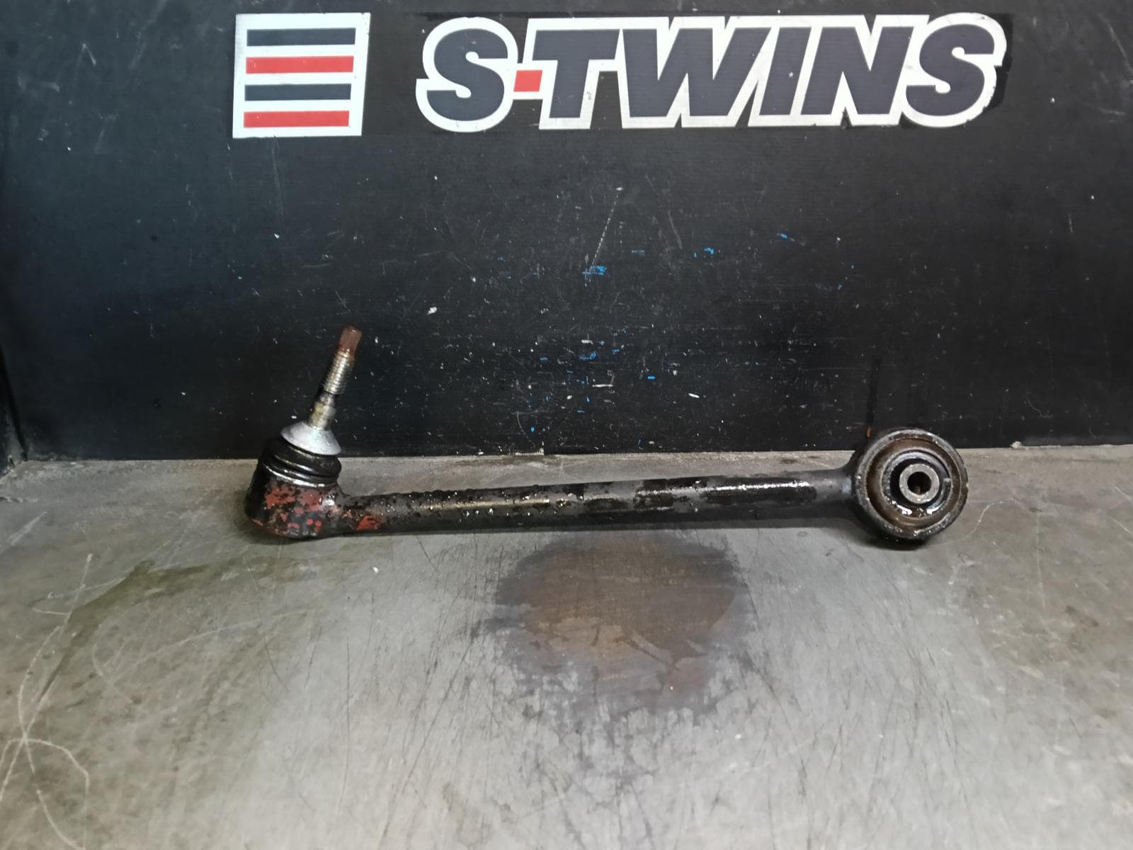 Used auto part listing image: 2016 HOLDEN COMMODORE LEFT FRONT LOWER CONTROL ARM MAIN FRONT LOWER ARM, VF, 05/13-12/17 0000406276