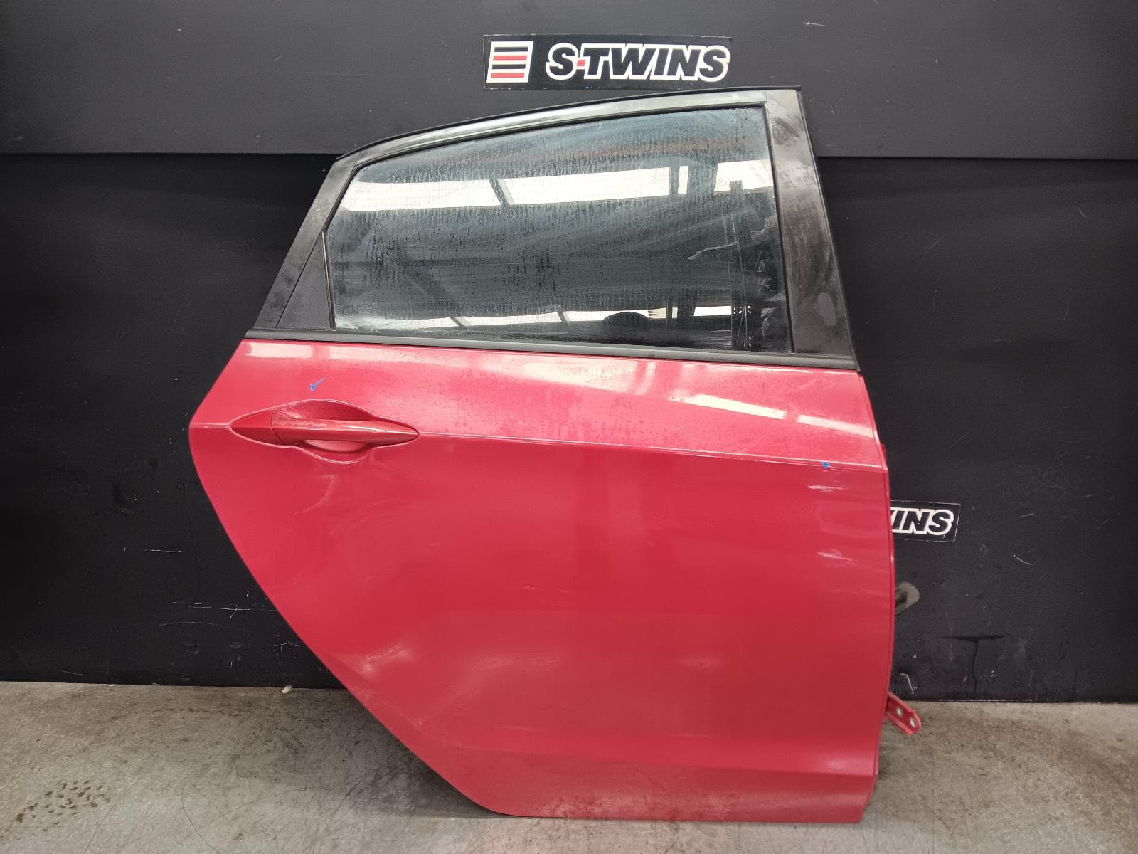 Used auto part listing image: 2014 HYUNDAI I30 RIGHT REAR DOOR SLIDING GD, 5DR HATCH, 03/12-04/17 0000411761
