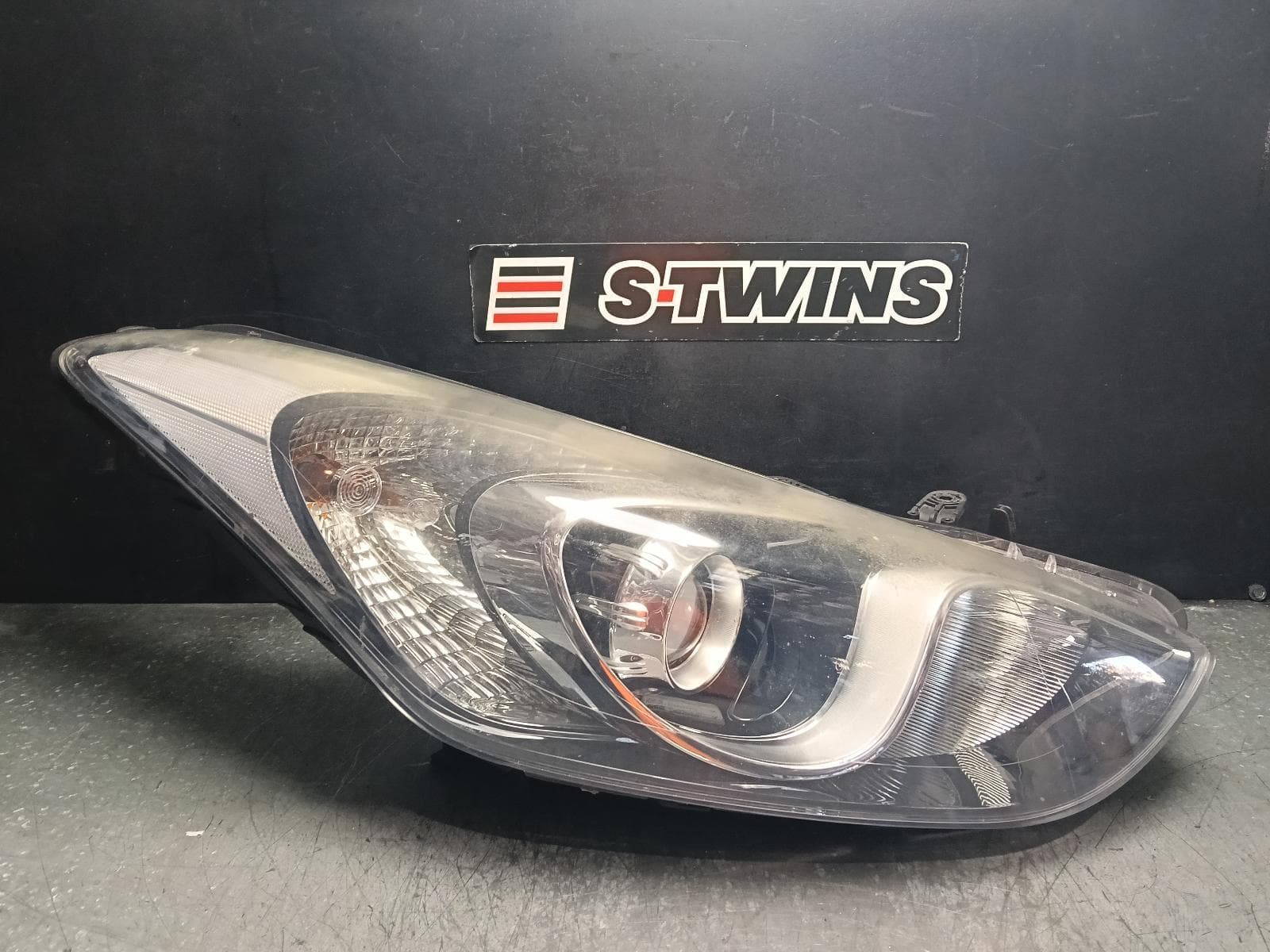 Used auto part listing image: 2014 HYUNDAI I30 RIGHT HEADLAMP GD, 5DR HATCH, HALOGEN TYPE, 03/12-02/17 0000412431