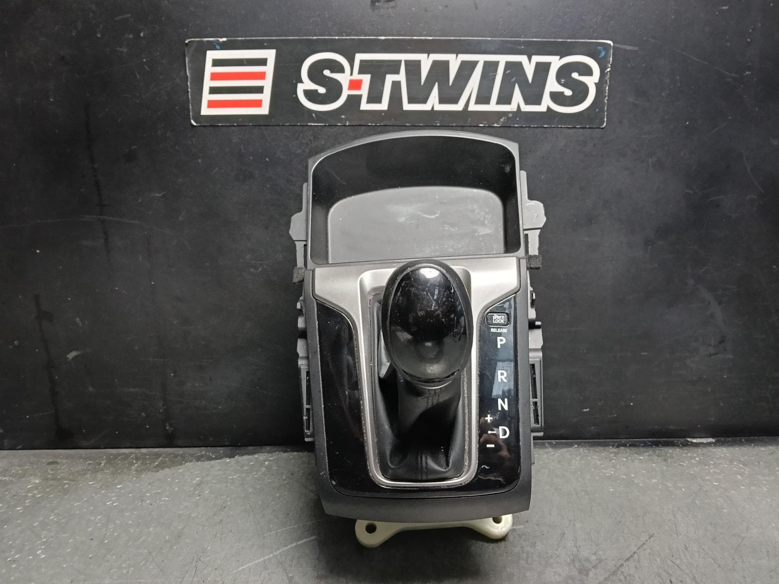 Used auto part listing image: 2016 HYUNDAI I30 GEAR STICK SHIFTER AUTO T/M, 1.8/2.0, G4NB/G4NC, PETROL, GD, 03/12-02/17 0000409952