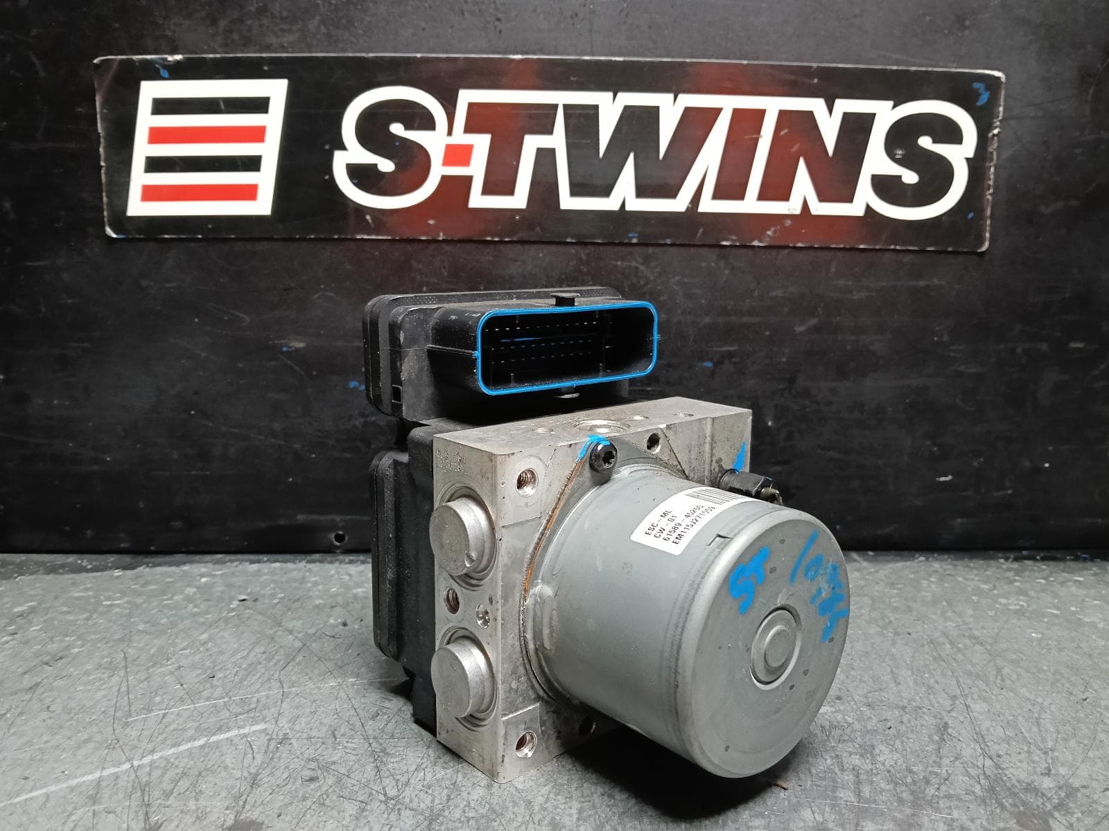 Used auto part listing image: 2016 HYUNDAI I30 ABS PUMP MODULATOR GD, 5DR HATCH, 03/12-04/17 0000409955