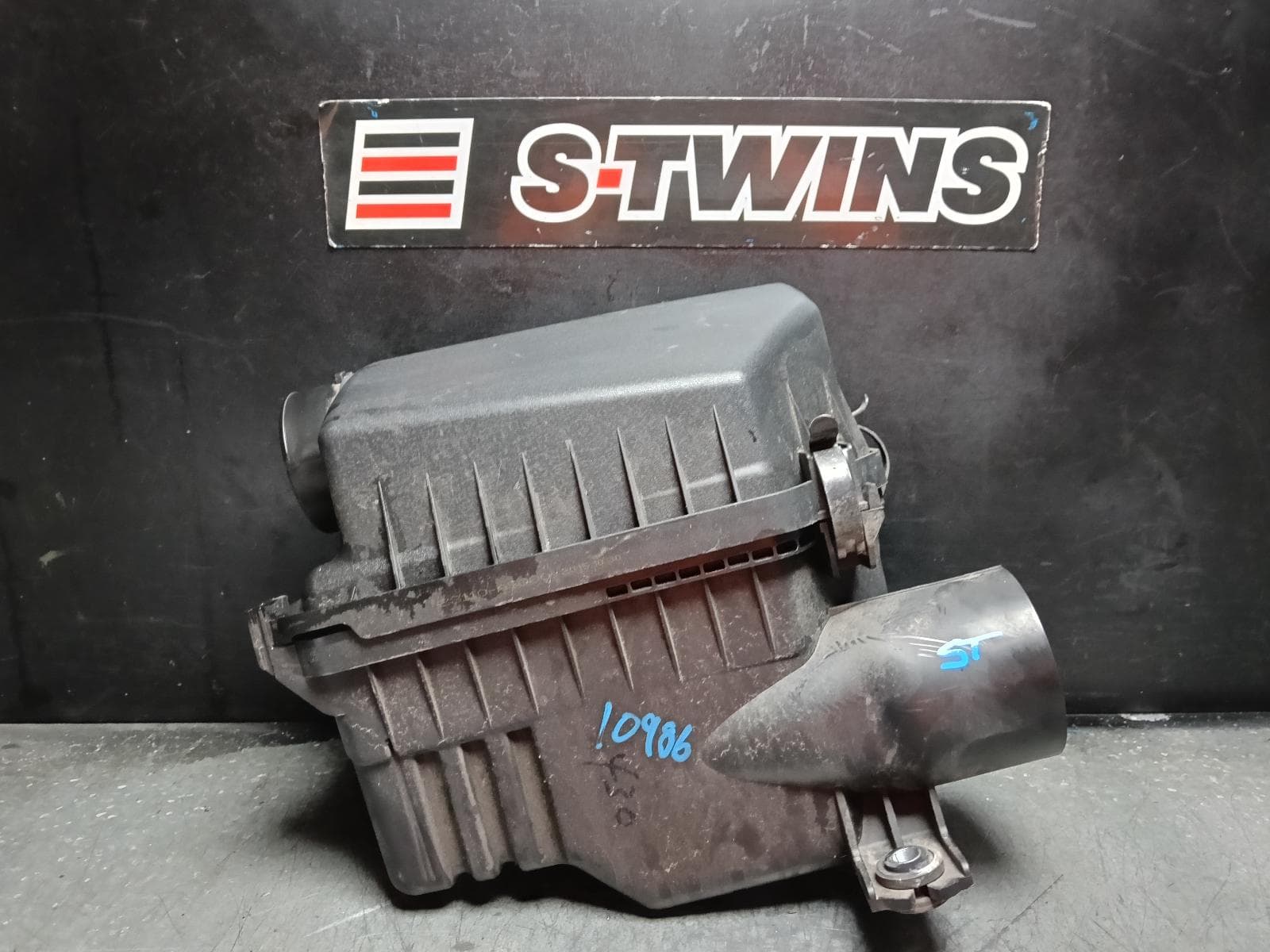 Used auto part listing image: 2016 HYUNDAI I30 AIR CLEANER BOX AIR CLEANER, GD, 1.8/2.0, PETROL, 05/12-02/17 0000409956