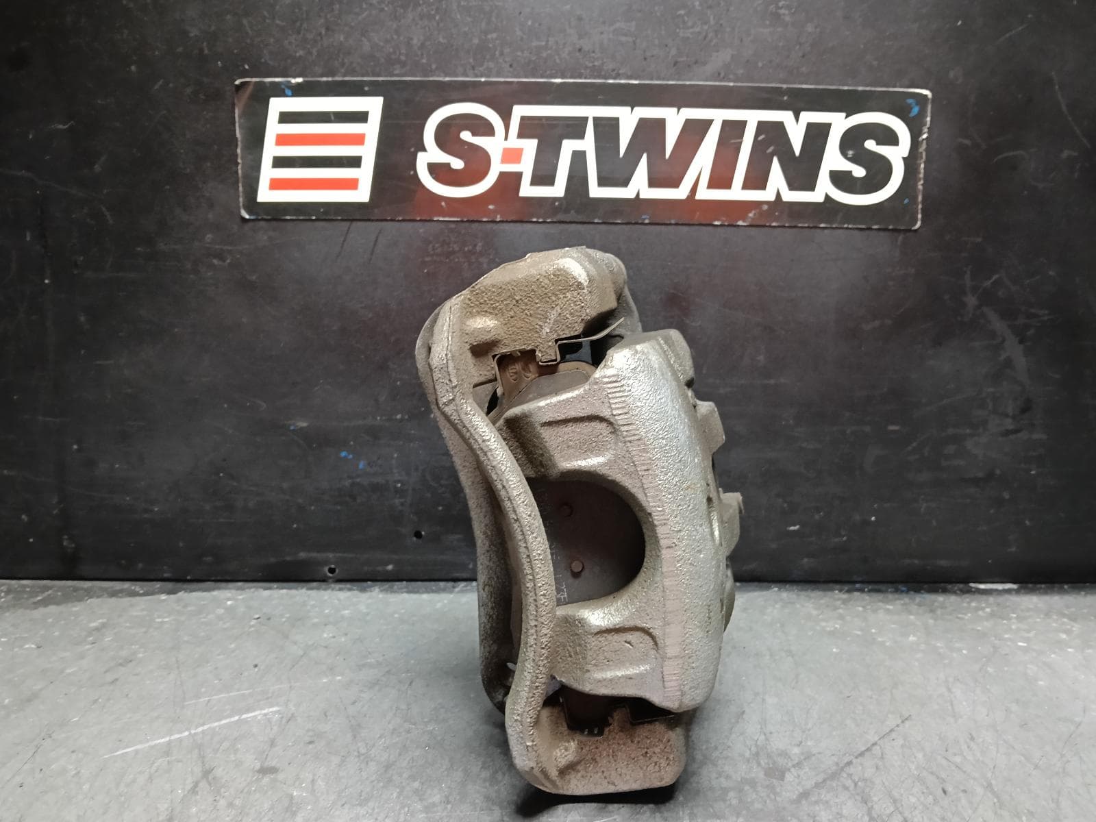 Used auto part listing image: 2016 HYUNDAI I30 CALIPER LH FRONT, GD (S. KOREA-VIN KMHD), 03/12-02/17 0000409961
