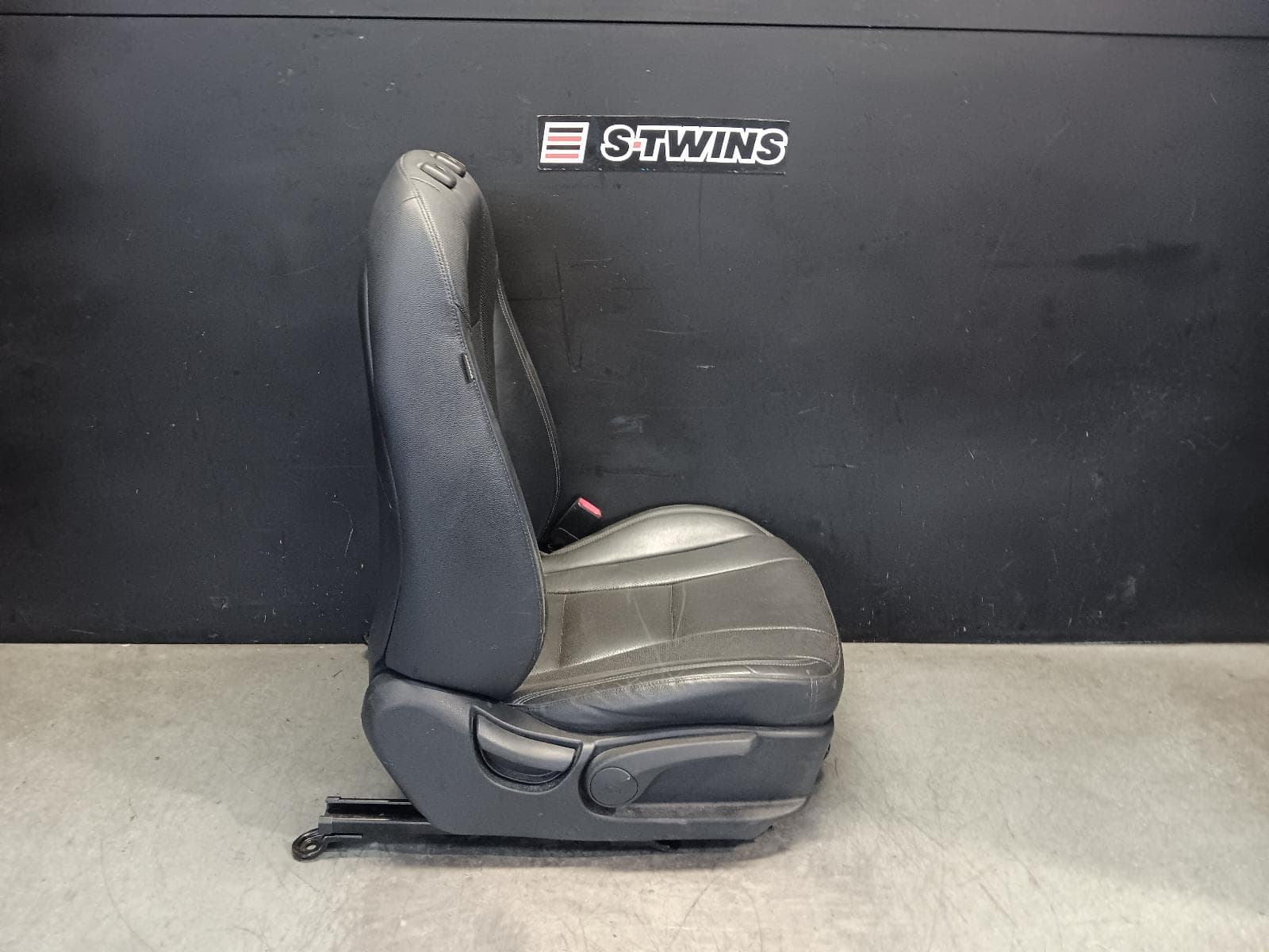 Used auto part listing image: 2016 HYUNDAI I30 FRONT SEAT RH FRONT, GD, 5DR HATCH, LEATHER, ACTIVE X, 03/12-02/17 0000409963