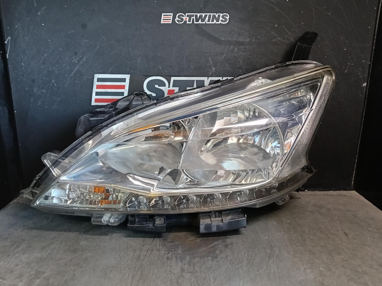 Used auto part listing image: 2014 NISSAN PULSAR LEFT HEADLAMP B17, SEDAN, ST, HALOGEN TYPE, 12/12-12/17 0000405340