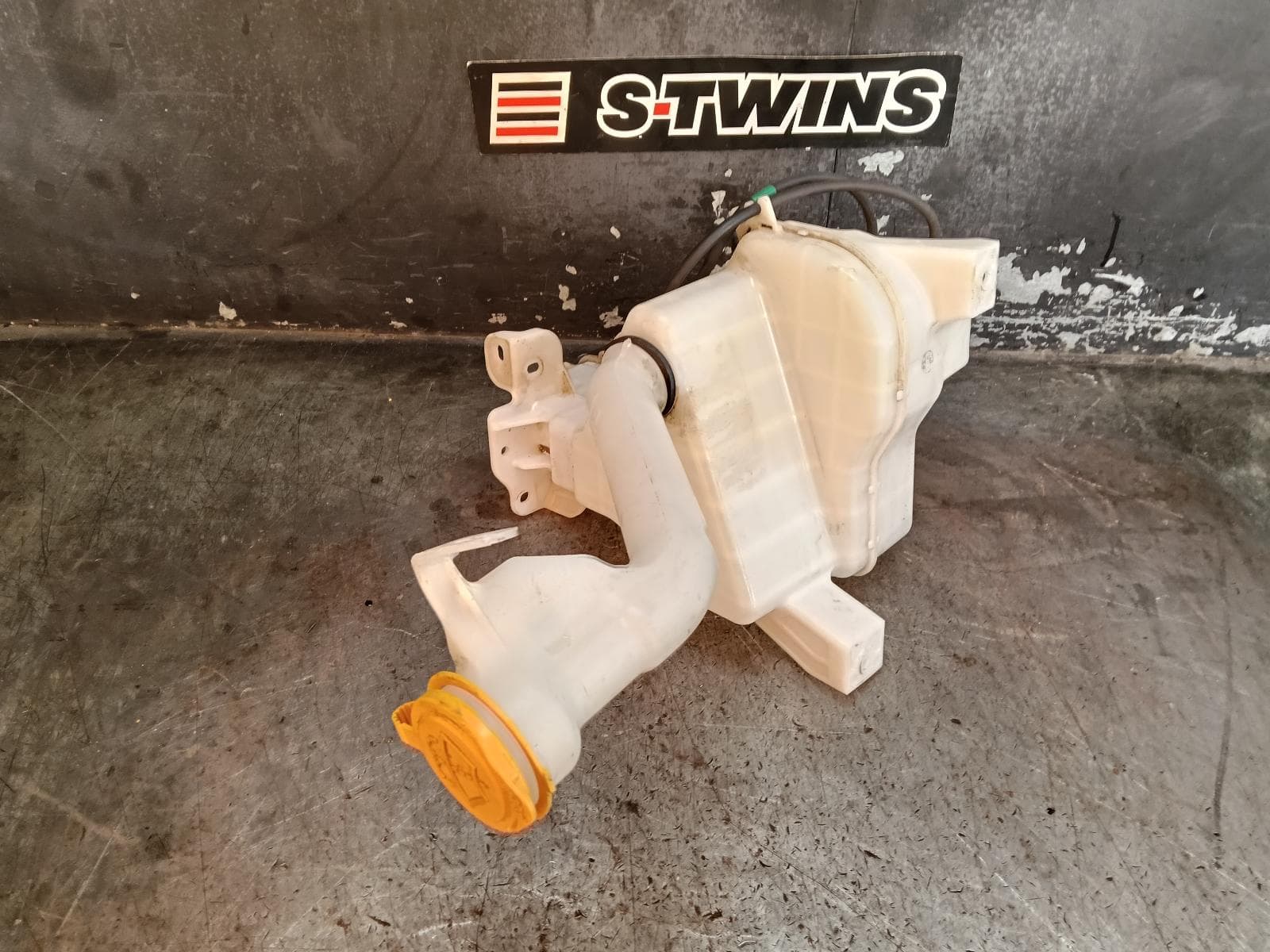 Used auto part listing image: 2020 SUBARU XV WASHER BOTTLE NON H/LAMP WASHER TYPE, G5X, 03/17-06/23 0000405564
