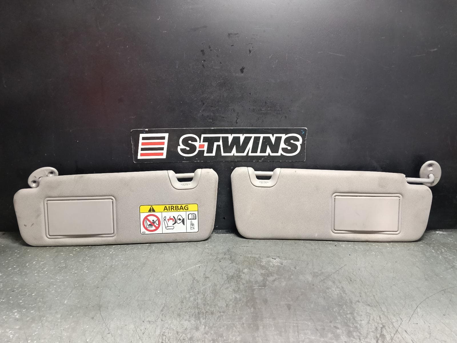 Used auto part listing image: 2017 TOYOTA KLUGER SUNVISOR GSU50/GSU55, PAIR, 12/13-02/21 0000410819