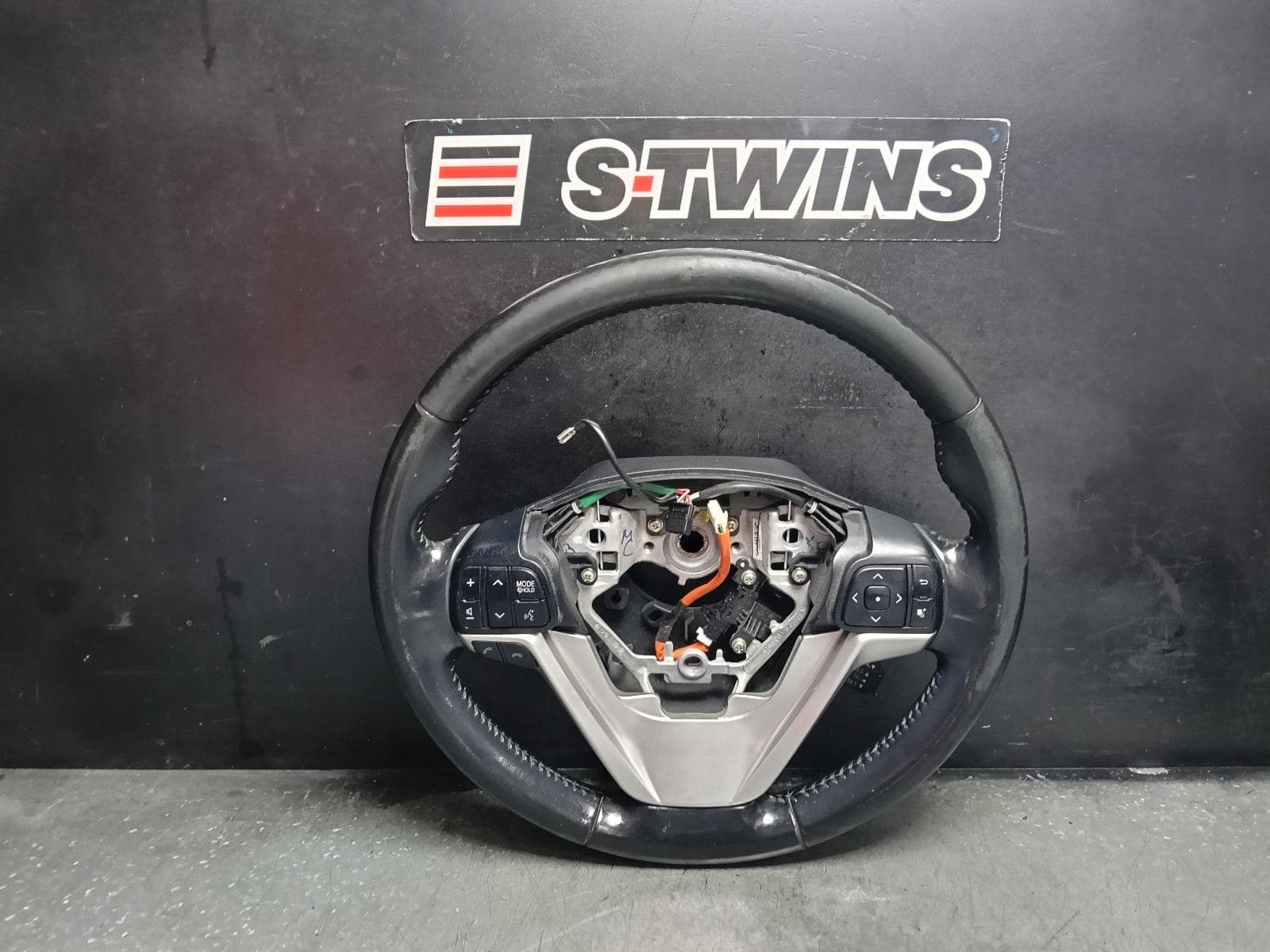 Used auto part listing image: 2017 TOYOTA KLUGER STEERING WHEEL GSU50/GSU55, LEATHER, 12/13-02/21 0000410821