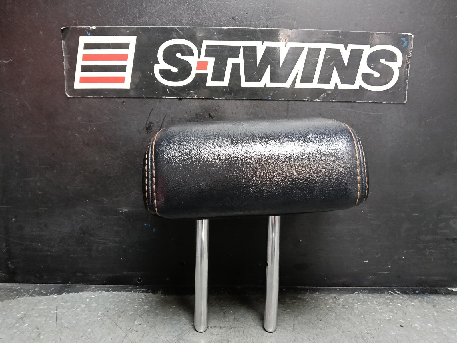 Used auto part listing image: 2017 TOYOTA KLUGER HEADREST XU50 SERIES, CENTRE REAR 2ND ROW, LEATHER, BLACK, 03/14-02/21 0000410825