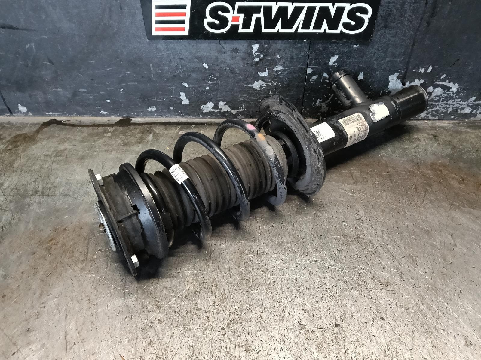 Used auto part listing image: 2016 VOLKSWAGEN GOLF RIGHT FRONT STRUT GEN 7, HATCH/WAGON, GTI/R, ADAPTIVE,TYPE, 11/12-08/20 0000407917