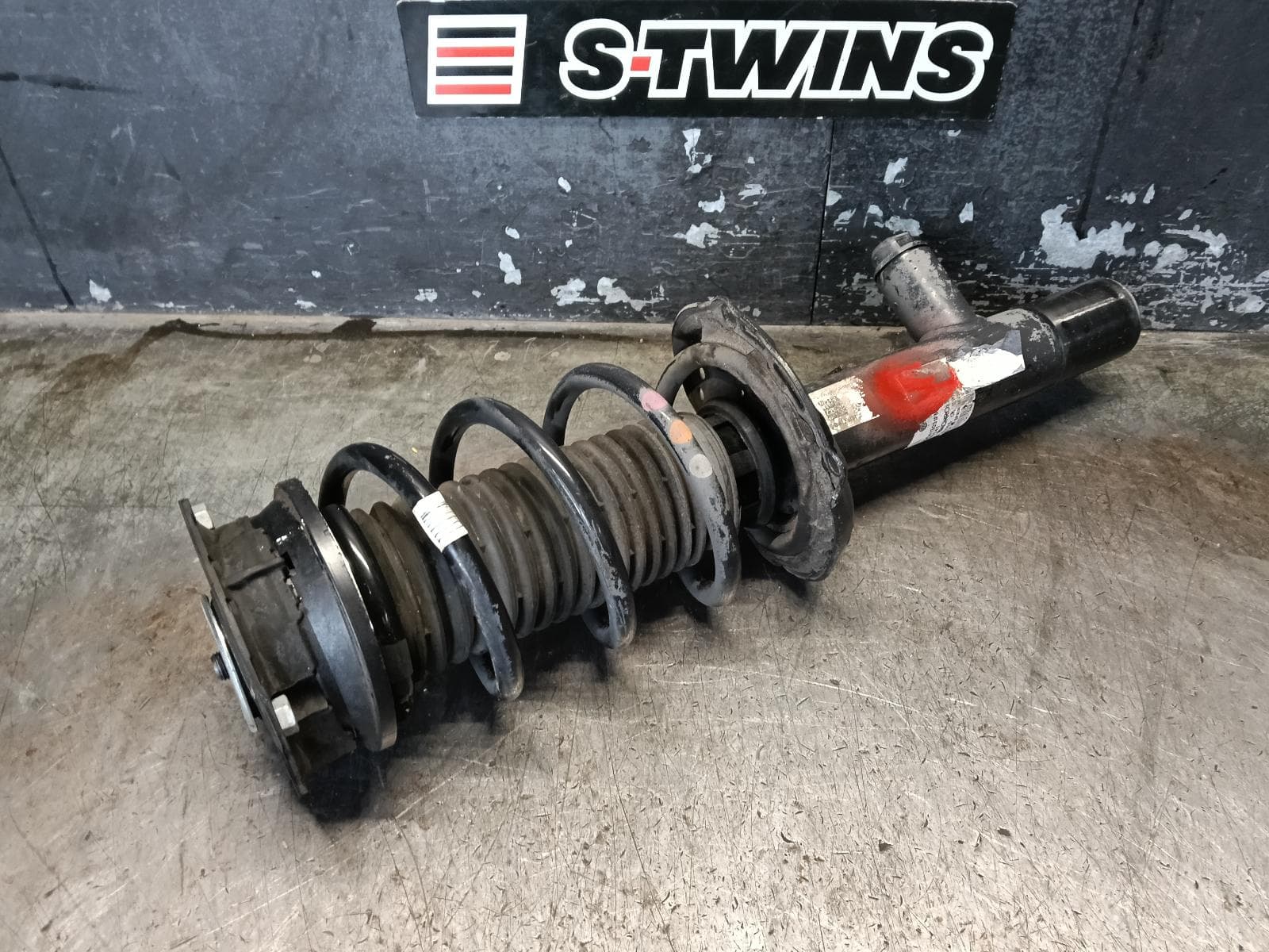 Used auto part listing image: 2016 VOLKSWAGEN GOLF LEFT FRONT STRUT GEN 7, HATCH/WAGON, GTI/R, ADAPTIVE TYPE, 11/12-08/20 0000407918