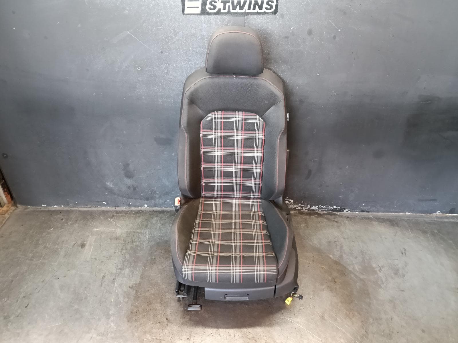 Used auto part listing image: 2016 VOLKSWAGEN GOLF FRONT SEAT LH FRONT, GEN 7, CLOTH, CLARK, GTi, 11/12-08/20 0000407776