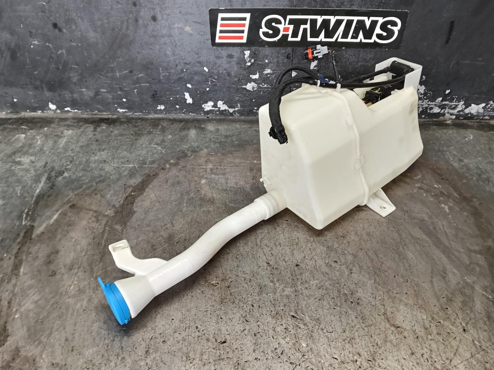 Used auto part listing image: 2024 MG ZS WASHER BOTTLE AZS1, 09/17-06/25 0000410056