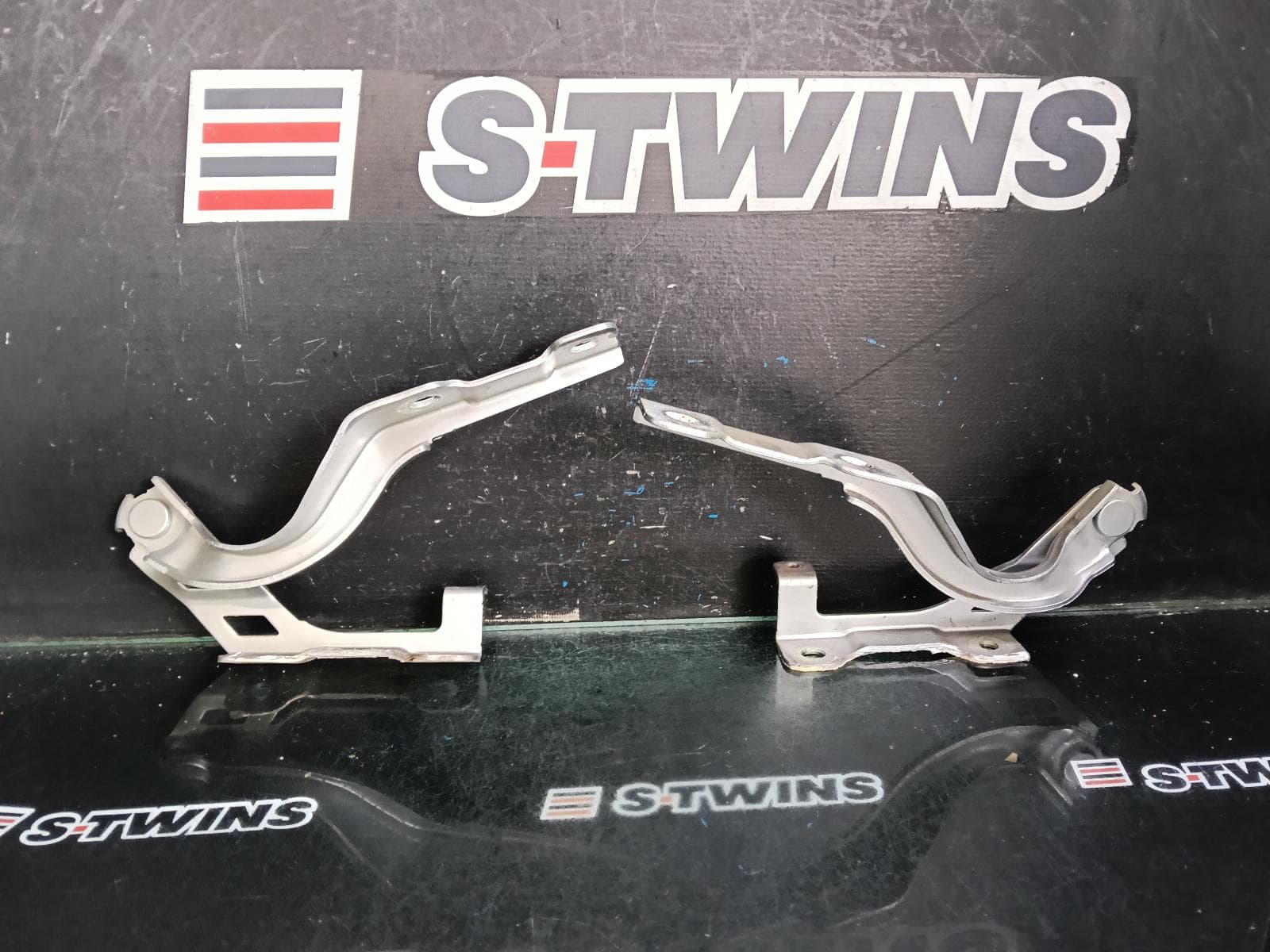 Used auto part listing image: 2024 MG ZS BONNET HINGE STRUT AZS1, HINGE (PAIR), 09/17- 0000410060