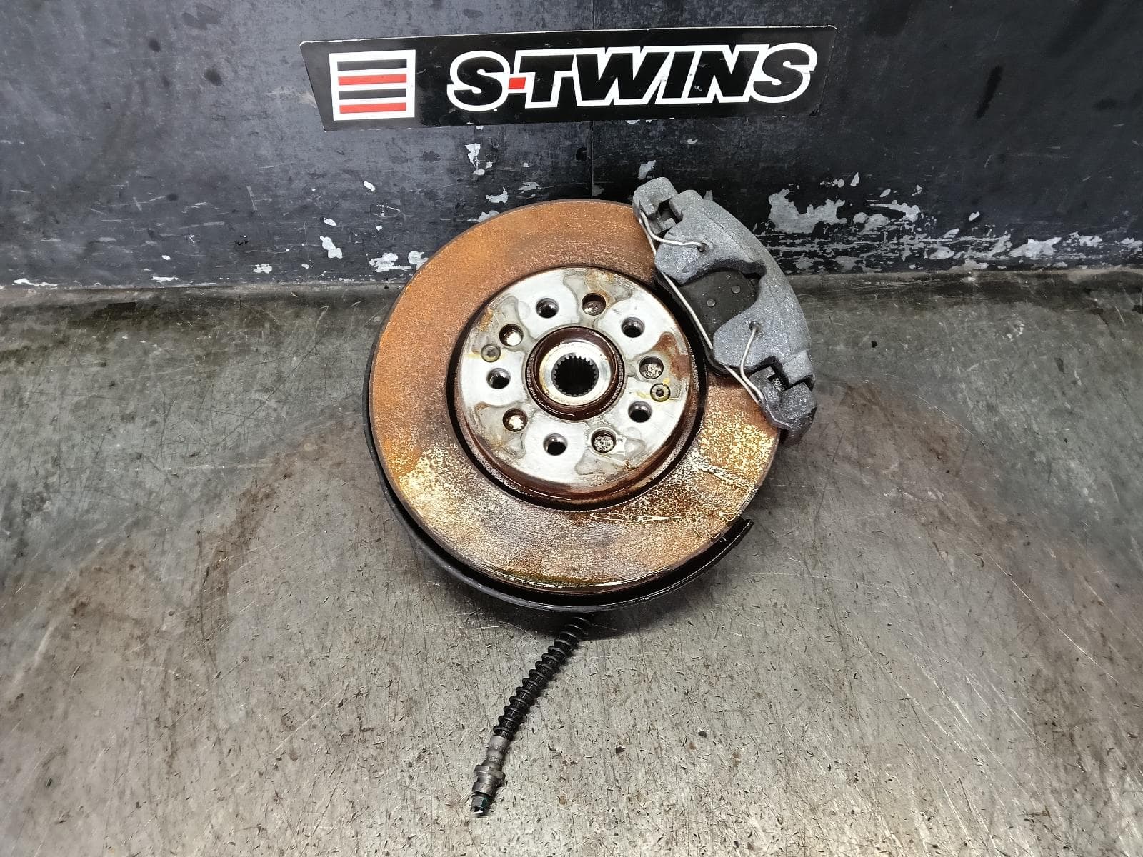 Used auto part listing image: 2024 MG ZS RIGHT FRONT HUB ASSEMBLY AZS1, 09/17-06/25 0000410069