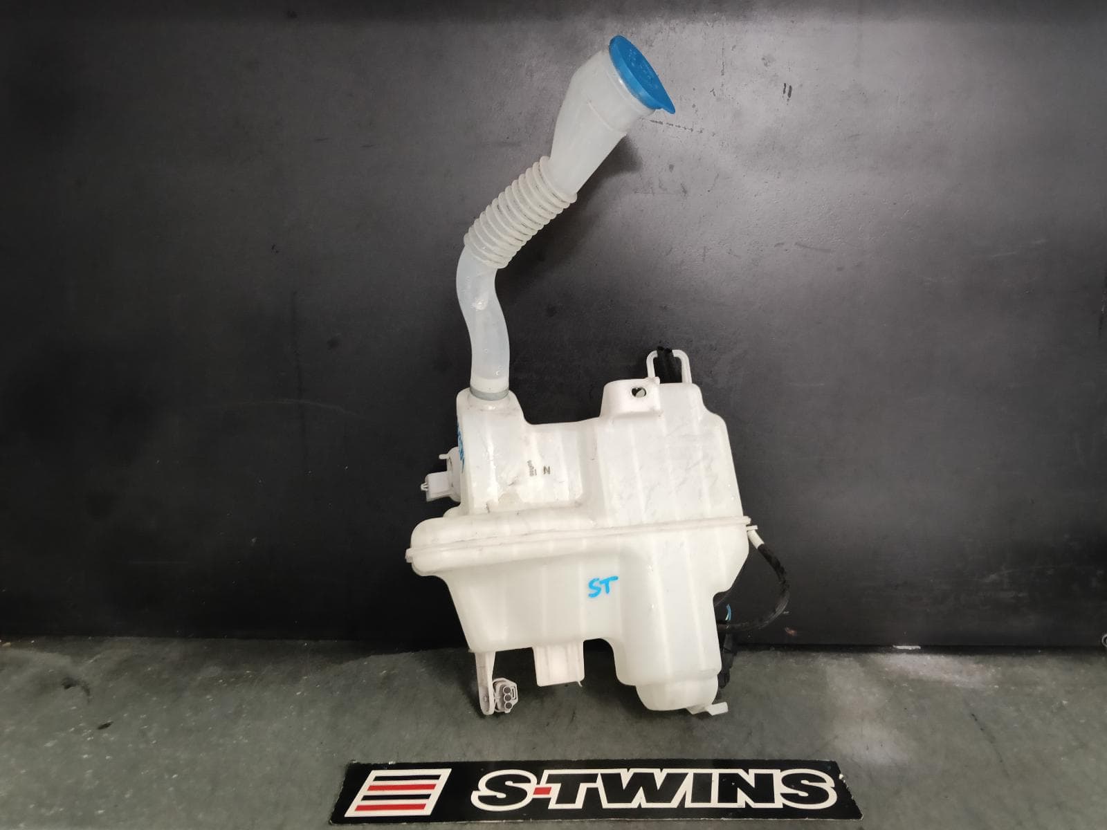 Used auto part listing image: 2017 MAZDA 3 WASHER BOTTLE BN, 05/16-02/19 0000407174