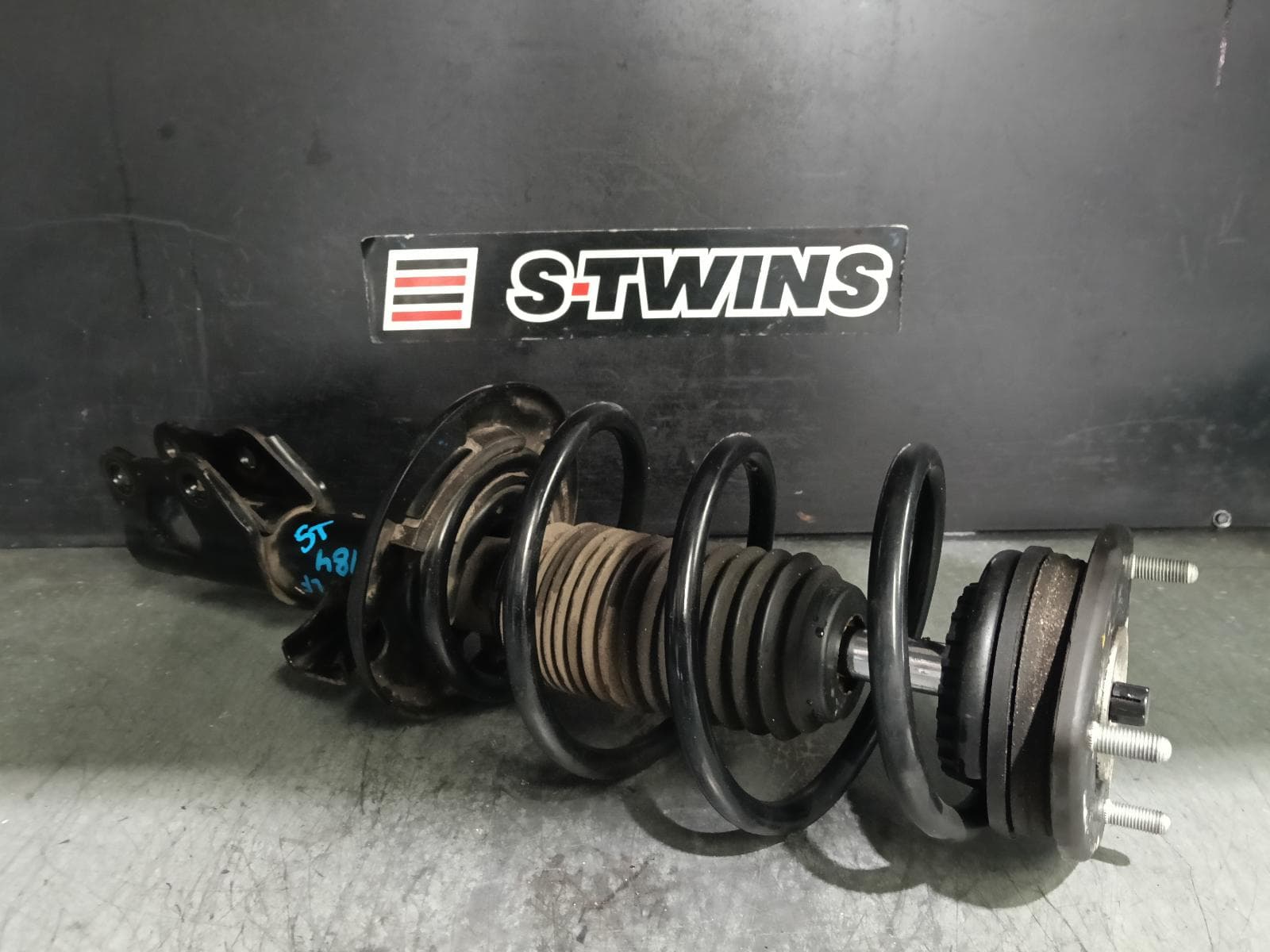 Used auto part listing image: 2017 MAZDA 3 LEFT FRONT STRUT BN, 05/16-02/19 0000407186