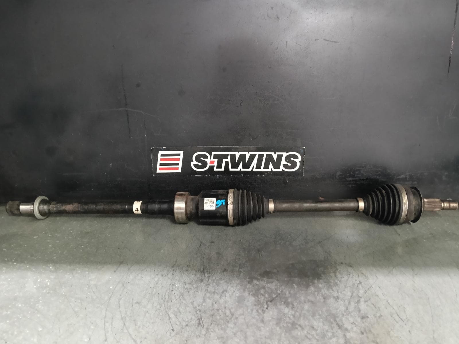 Used auto part listing image: 2017 MAZDA 3 RIGHT DRIVESHAFT AUTO T/M, PETROL, 2.5, BM-BN, 06/13-02/19 0000407187