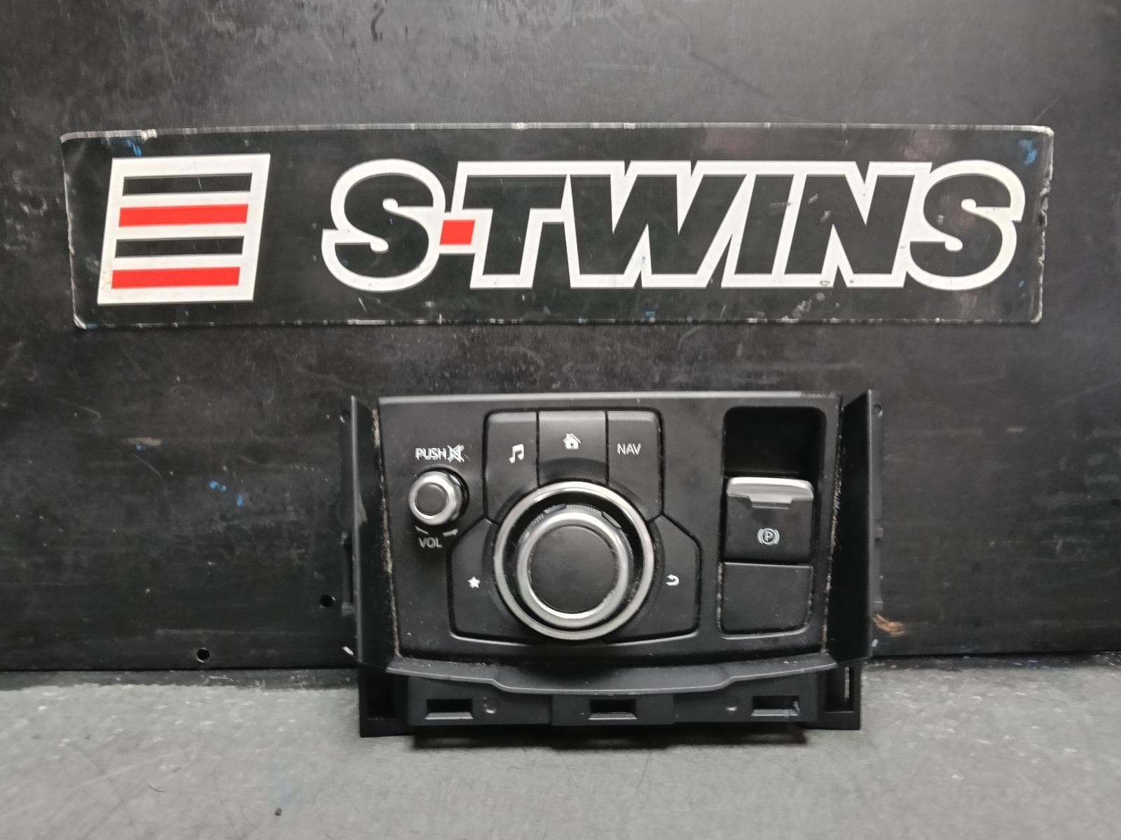Used auto part listing image: 2017 MAZDA 3 COMMANDER CONTROLS, W/ ELECT PARK BRAKE, BN, 05/16-02/19 0000407188