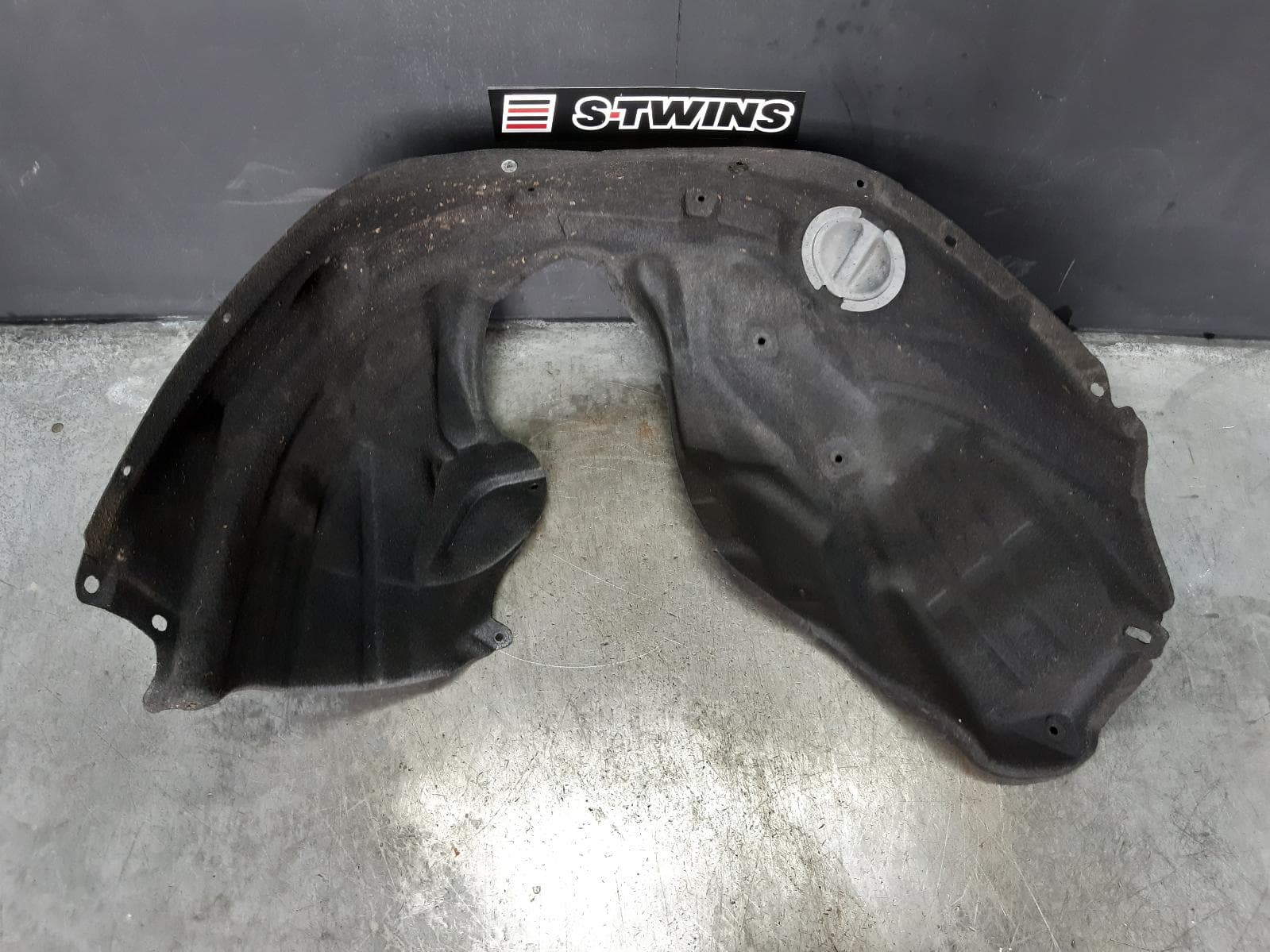 Used auto part listing image: 2014 JEEP GRANDCHEROKEE RIGHT GUARD LINER WK, FRONT, NON SRT8/SRT/TRACKHAWK, 10/10-02/22 0000248730