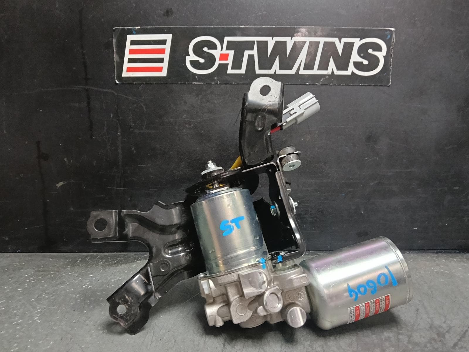 Used auto part listing image: 2024 TOYOTA RAV4 ABS PUMP MODULATOR XA50, BRAKE BOOSTER PUMP ASSY (LH SIDE), HYBRID, 11/18- 0000409170
