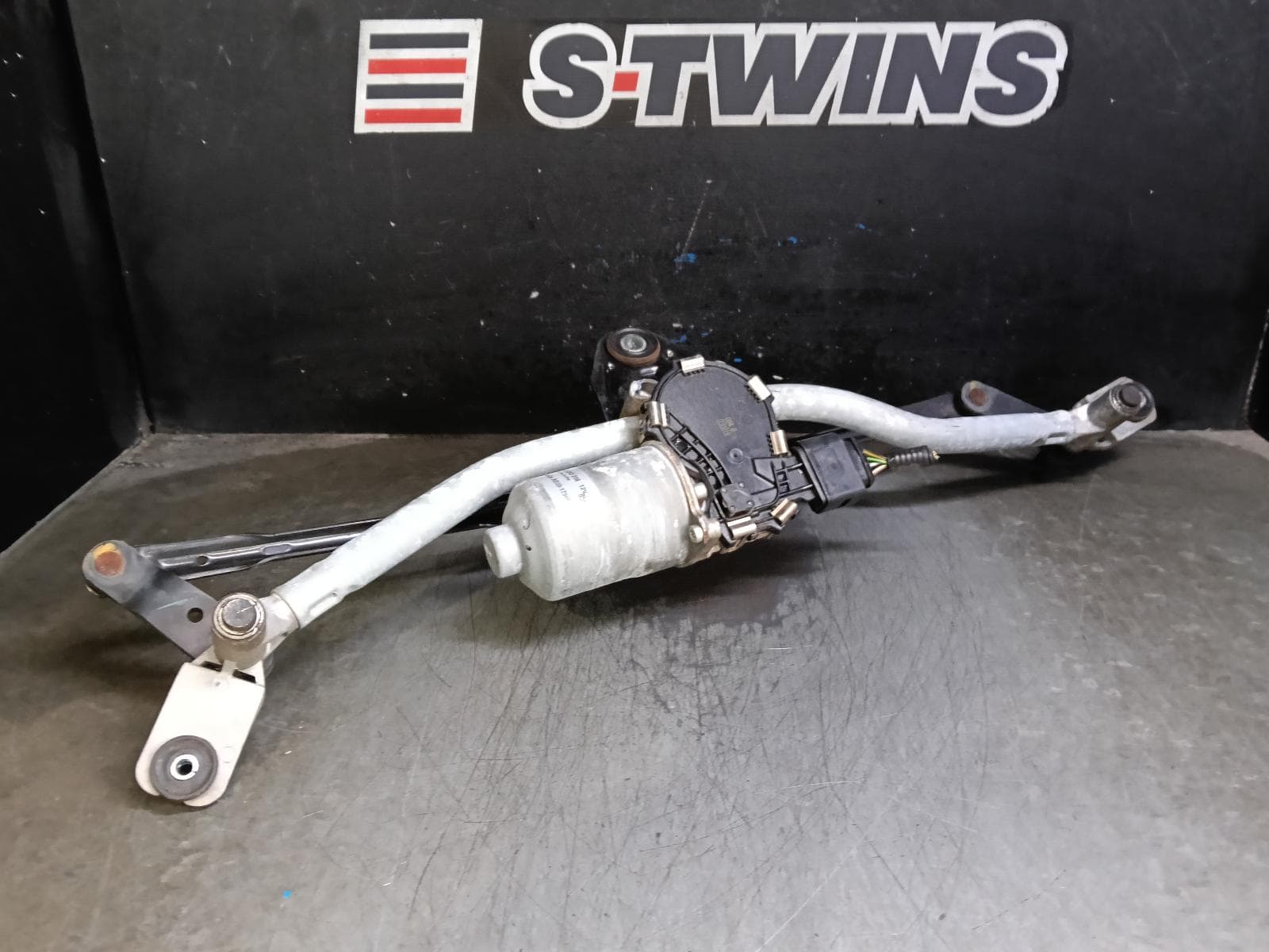 Used auto part listing image: 2019 MAZDA BT50 WIPER MOTOR UP-UR, FRONT, WIPER MOTOR ASSY (LINKAGE & MOTOR), 10/11-06/20 0000406720